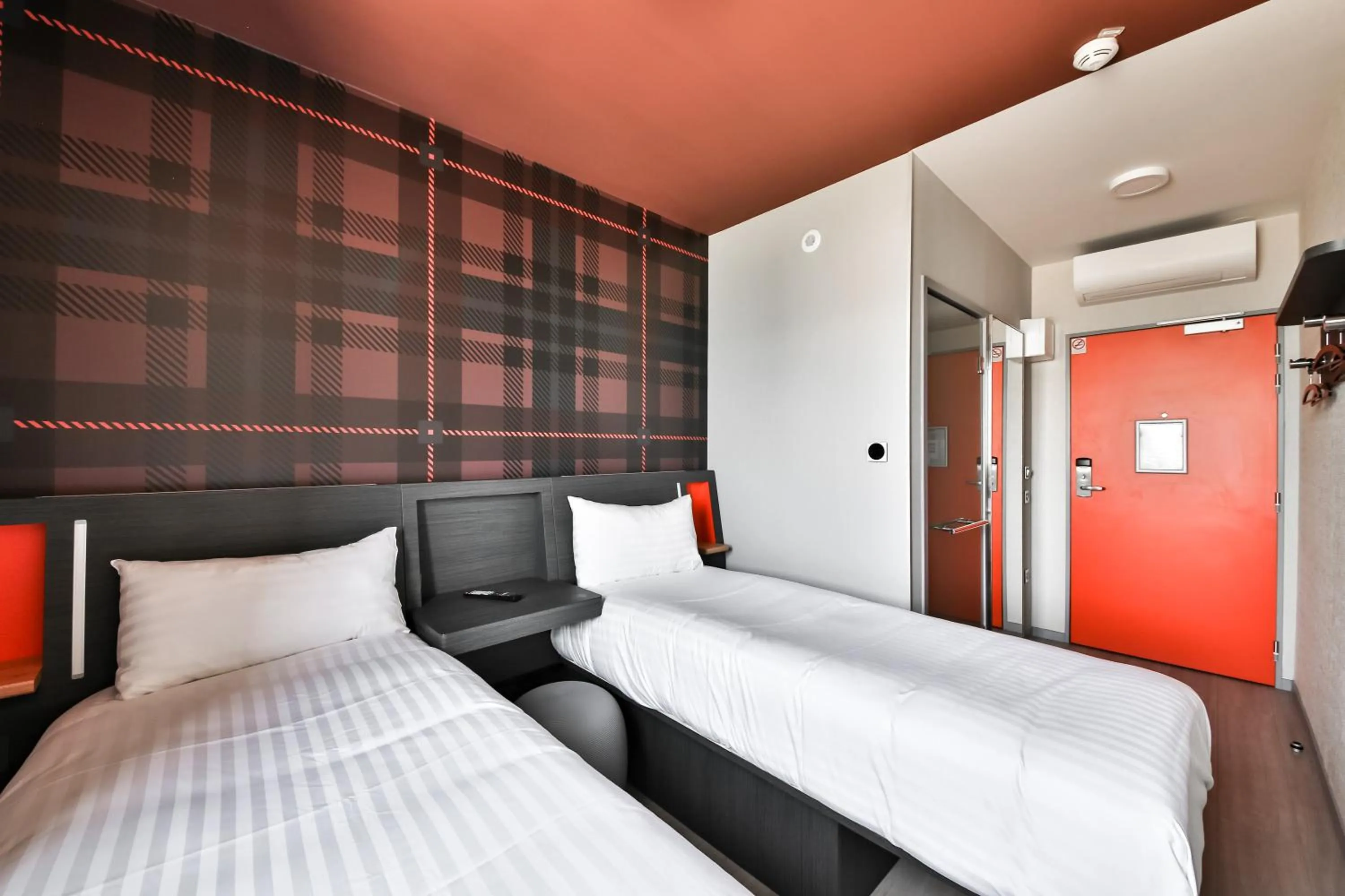 Bedroom, Bed in easyHotel Paris Charles de Gaulle Villepinte