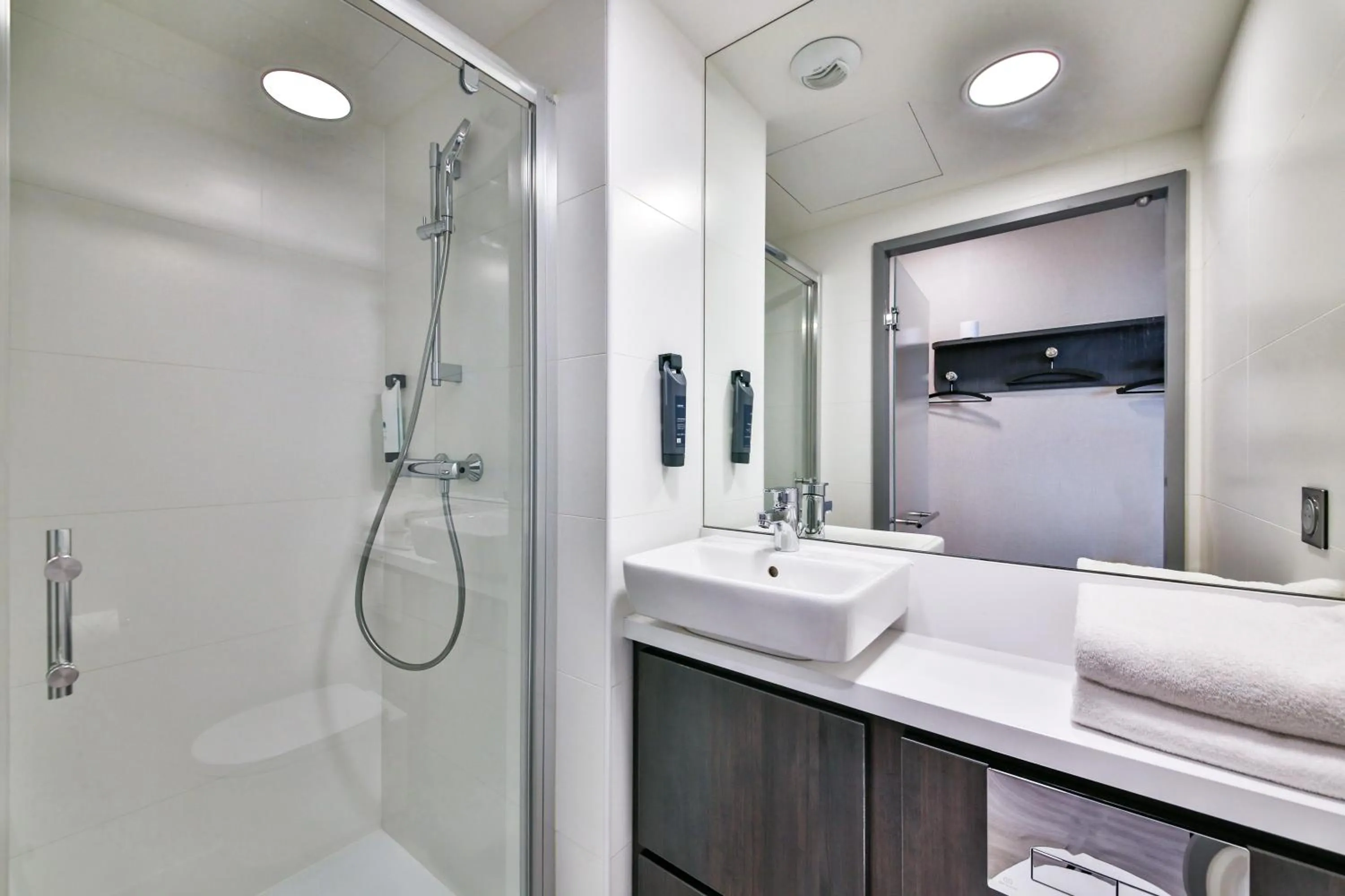 Shower in easyHotel Paris Charles de Gaulle Villepinte