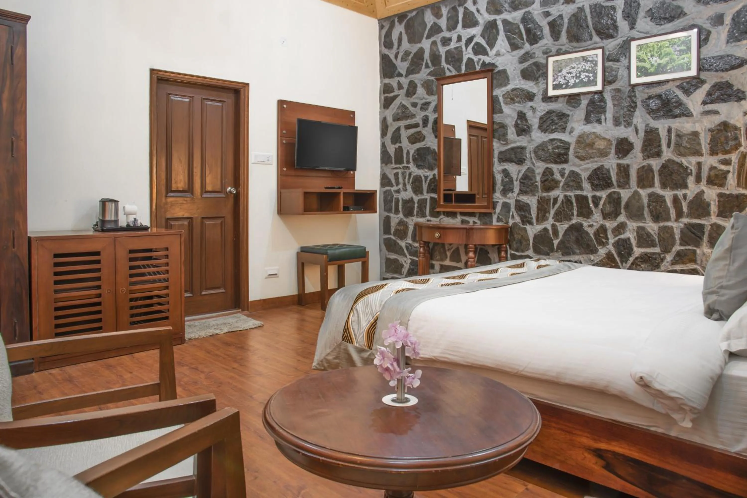 Bed in Echor - The Koti Village Resort Kufri