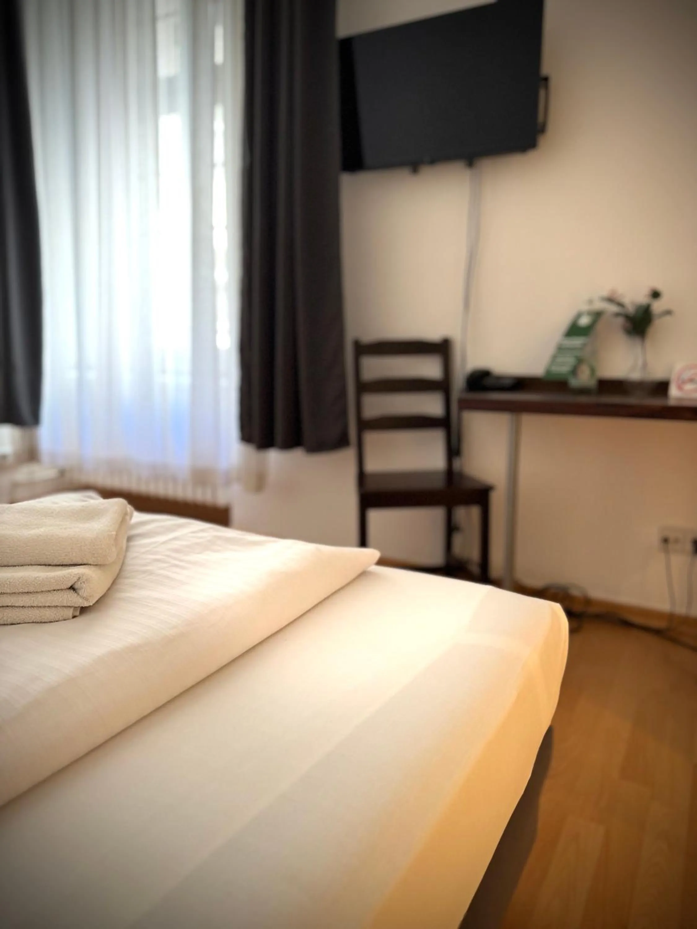 Photo of the whole room, Bed in Erlanger Hof