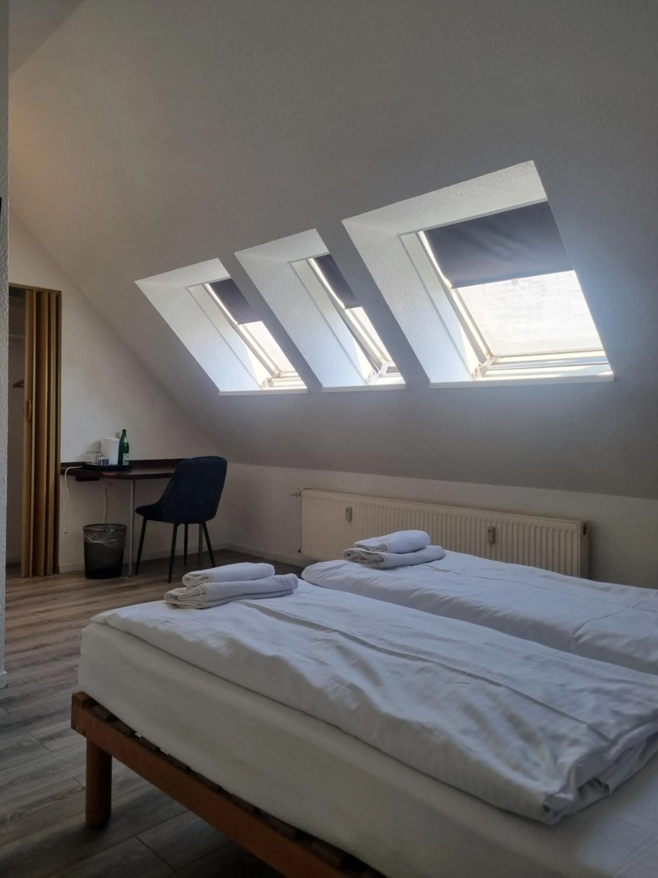 Photo of the whole room, Bed in Erlanger Hof