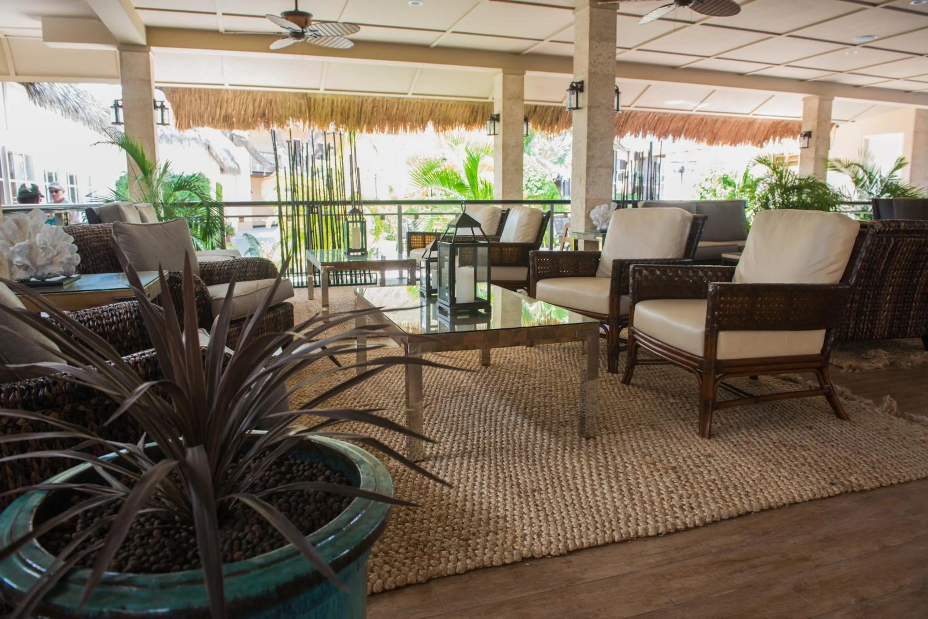 Lounge or bar in Manchebo Beach Resort and Spa