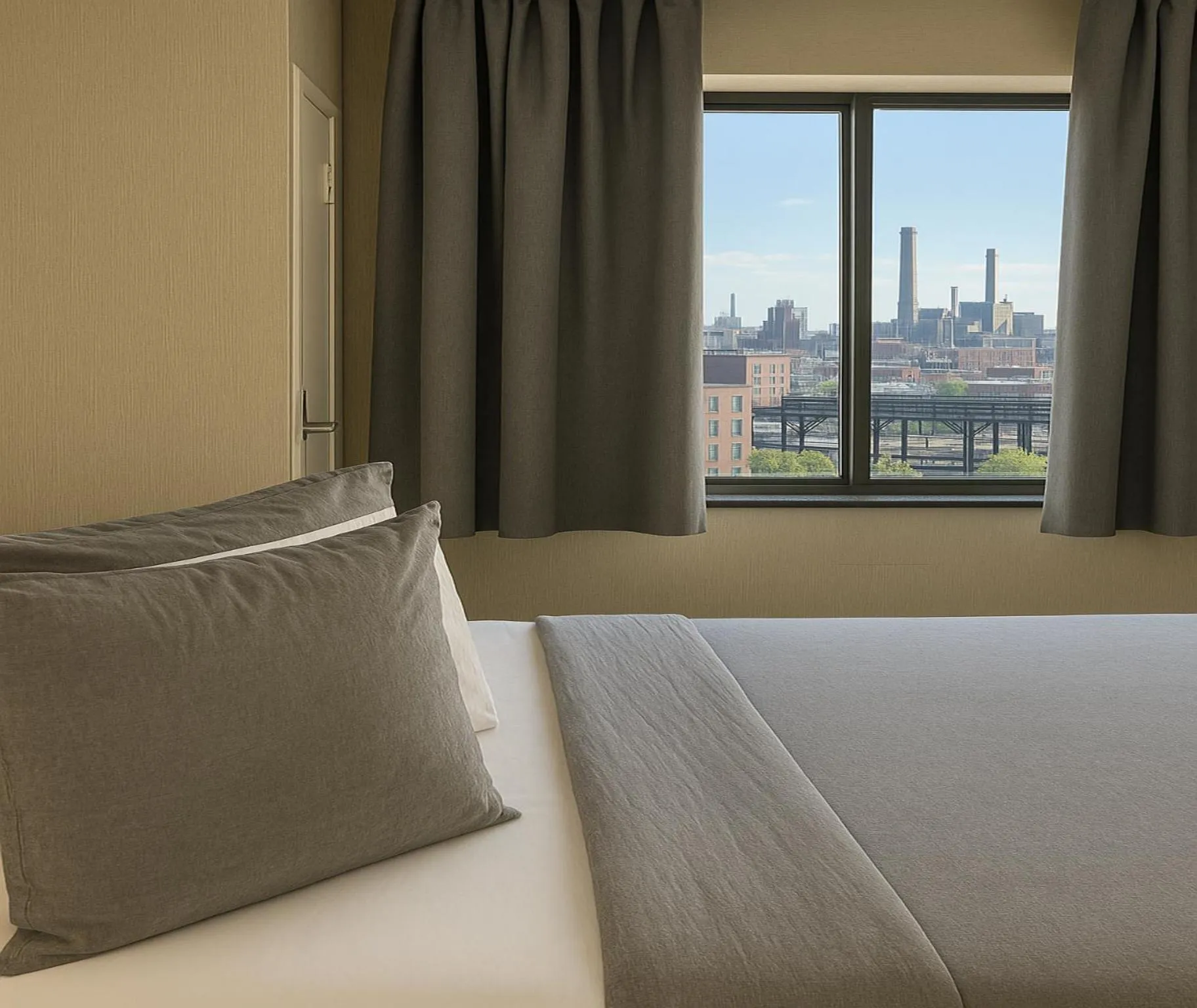 View (from property/room), Bed in Hotel Pergola Jamaica JFK