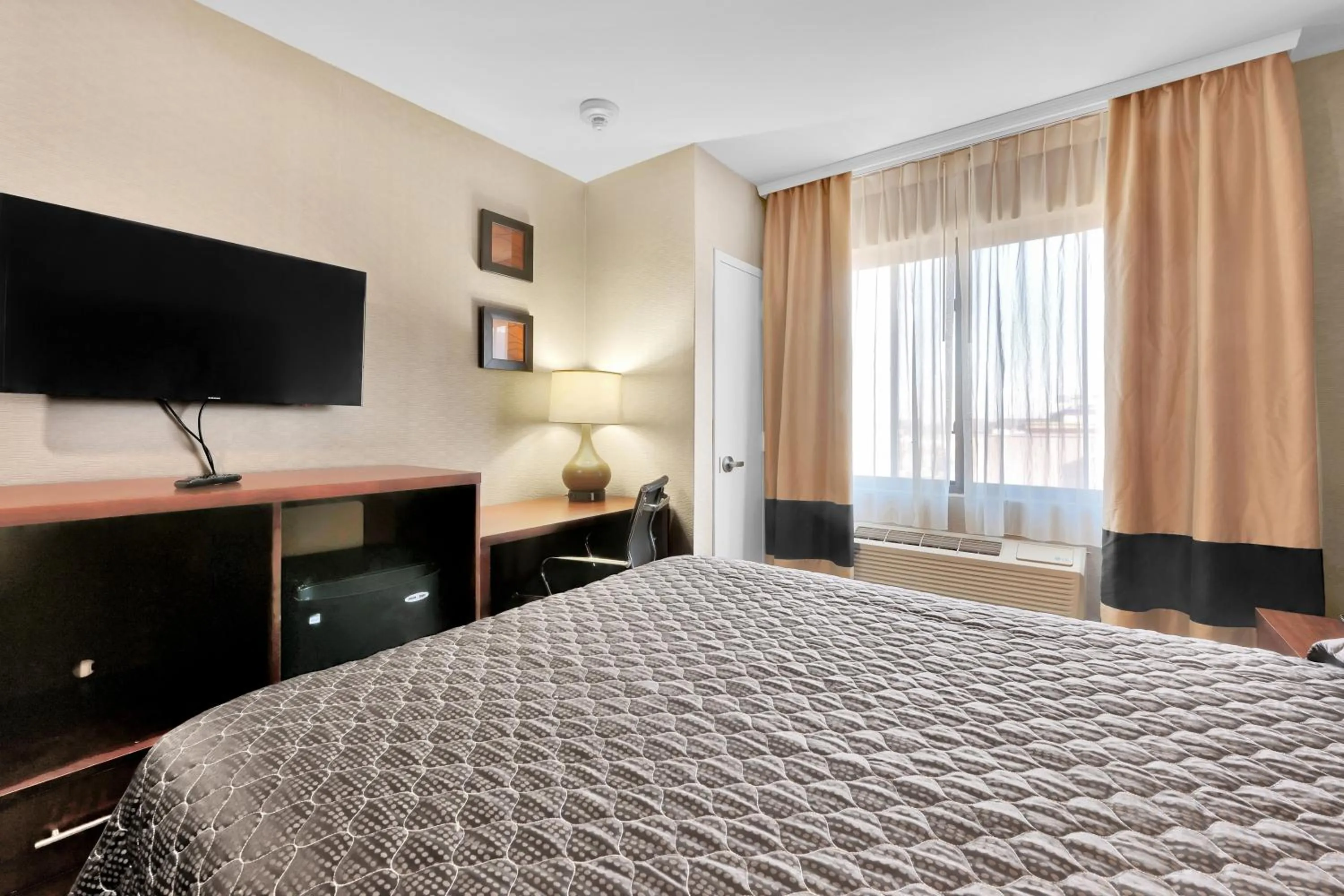 Photo of the whole room, Bed in Hotel Pergola Jamaica JFK