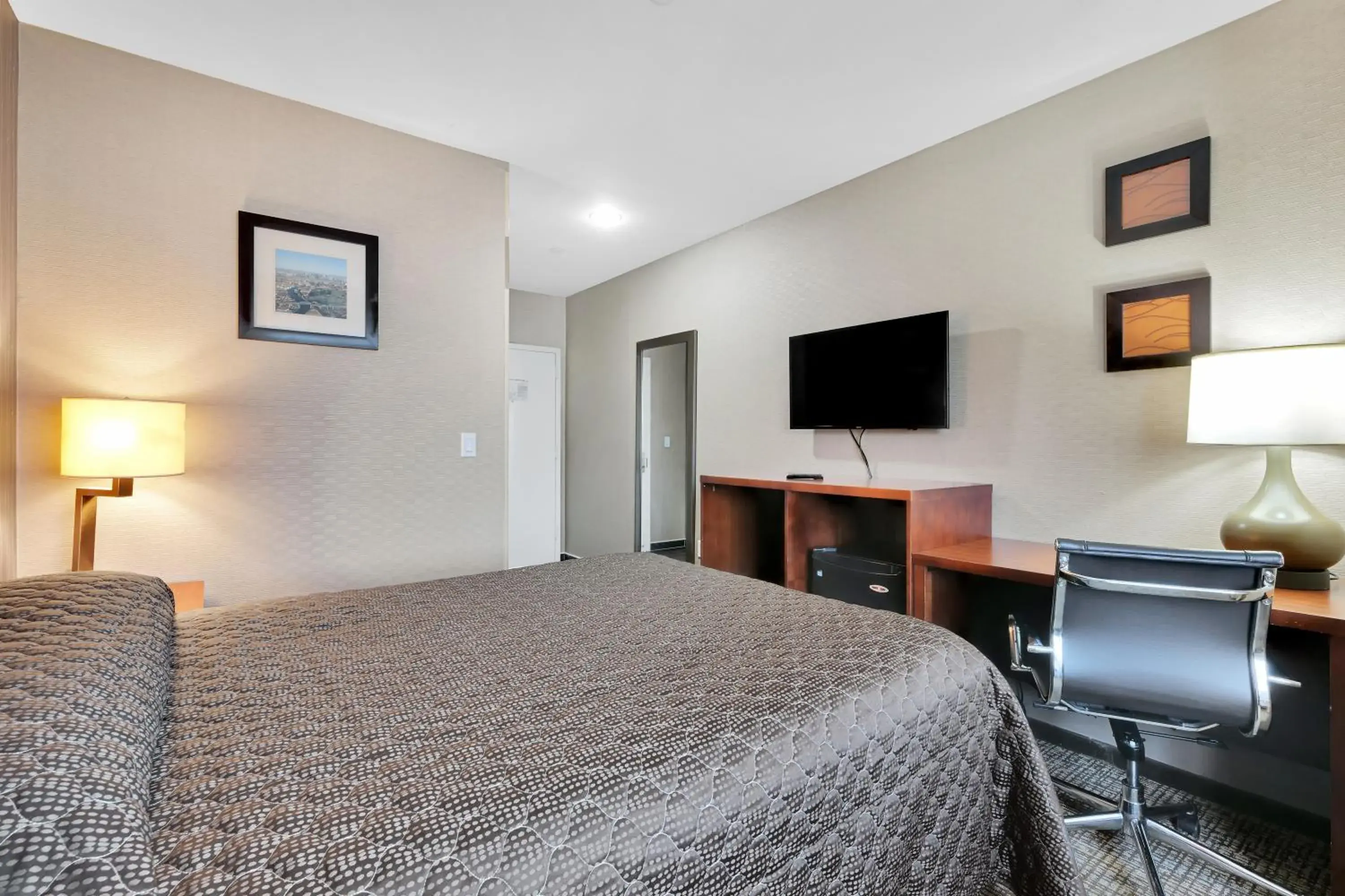 Deluxe Queen Room in Hotel Pergola Jamaica JFK Deluxe Queen Room in Hotel Pergola Jamaica JFK