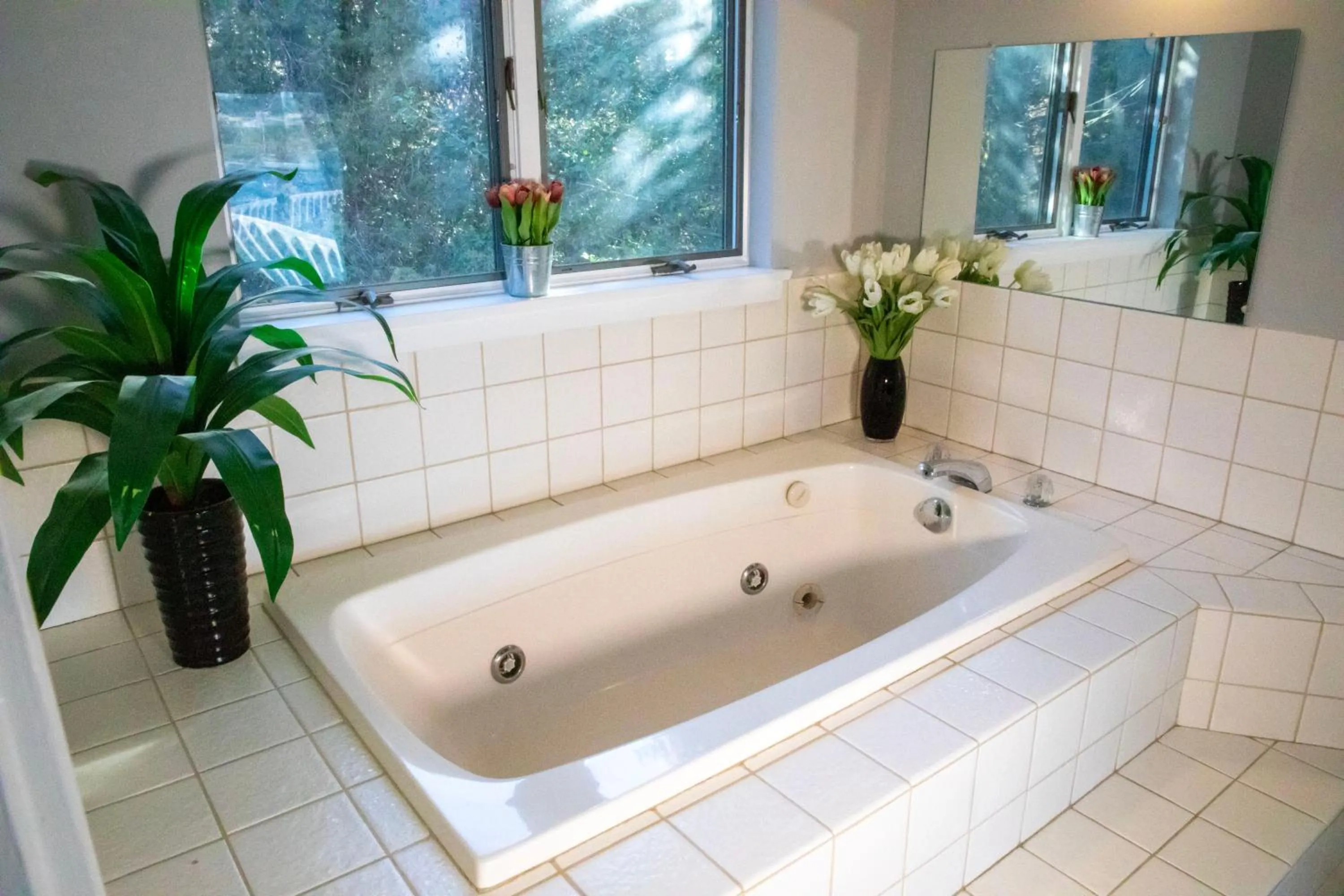 Hot Tub in Riverfront Home with a View!