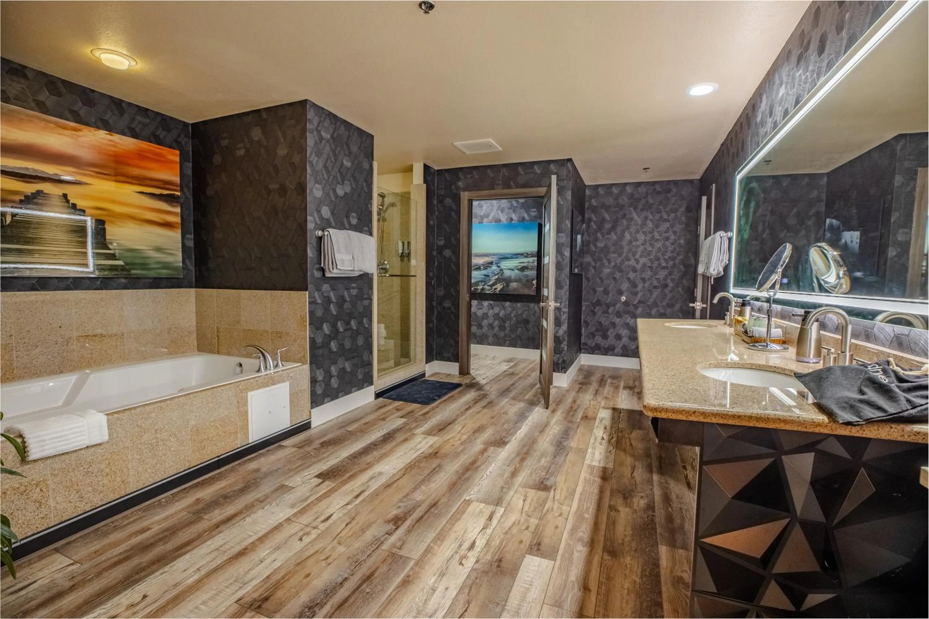 2100 SqFt Penthouse Suite W/ Strip Views! POOL GYM