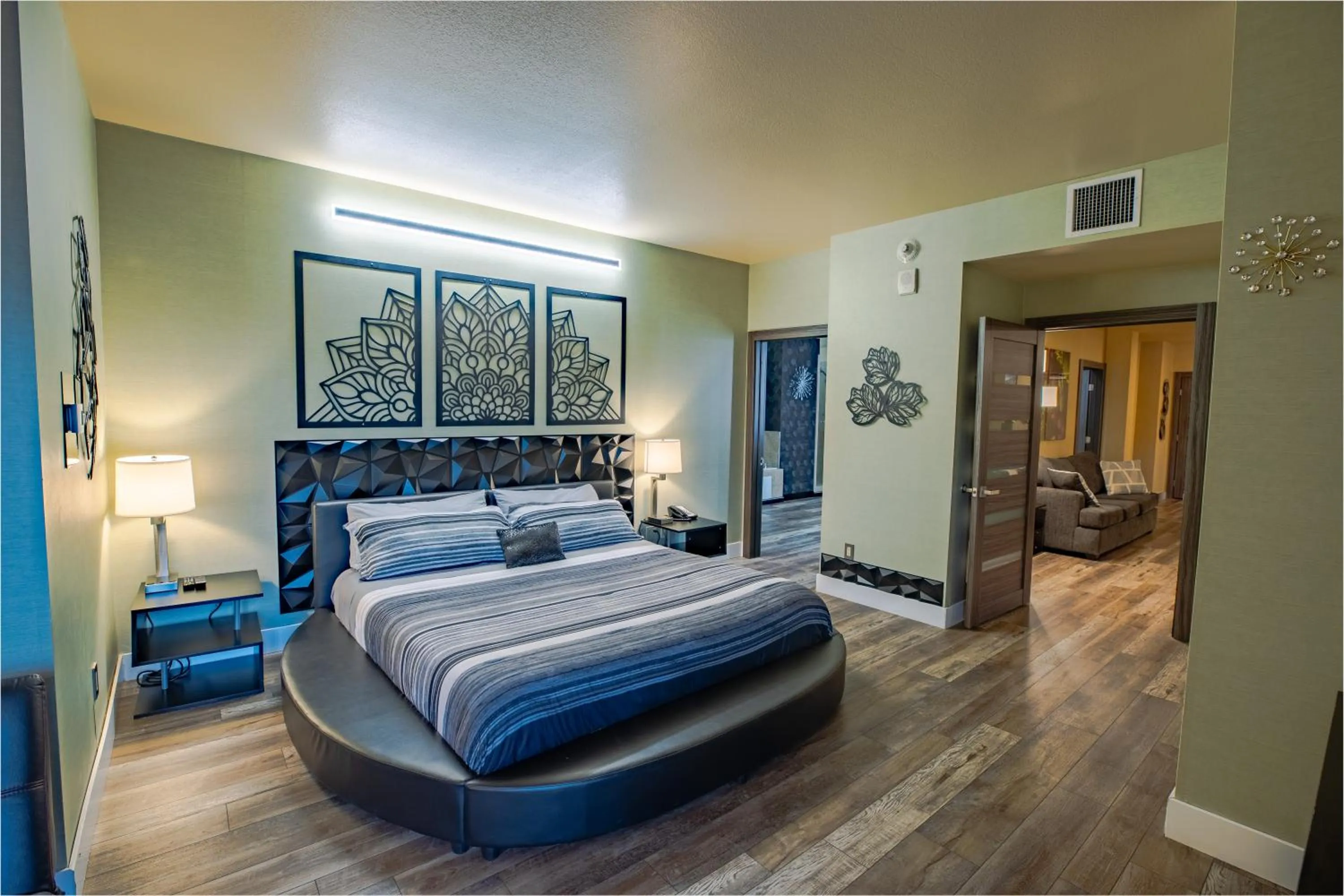 Bed in 2100 SqFt Penthouse Suite W/ Strip Views! POOL GYM