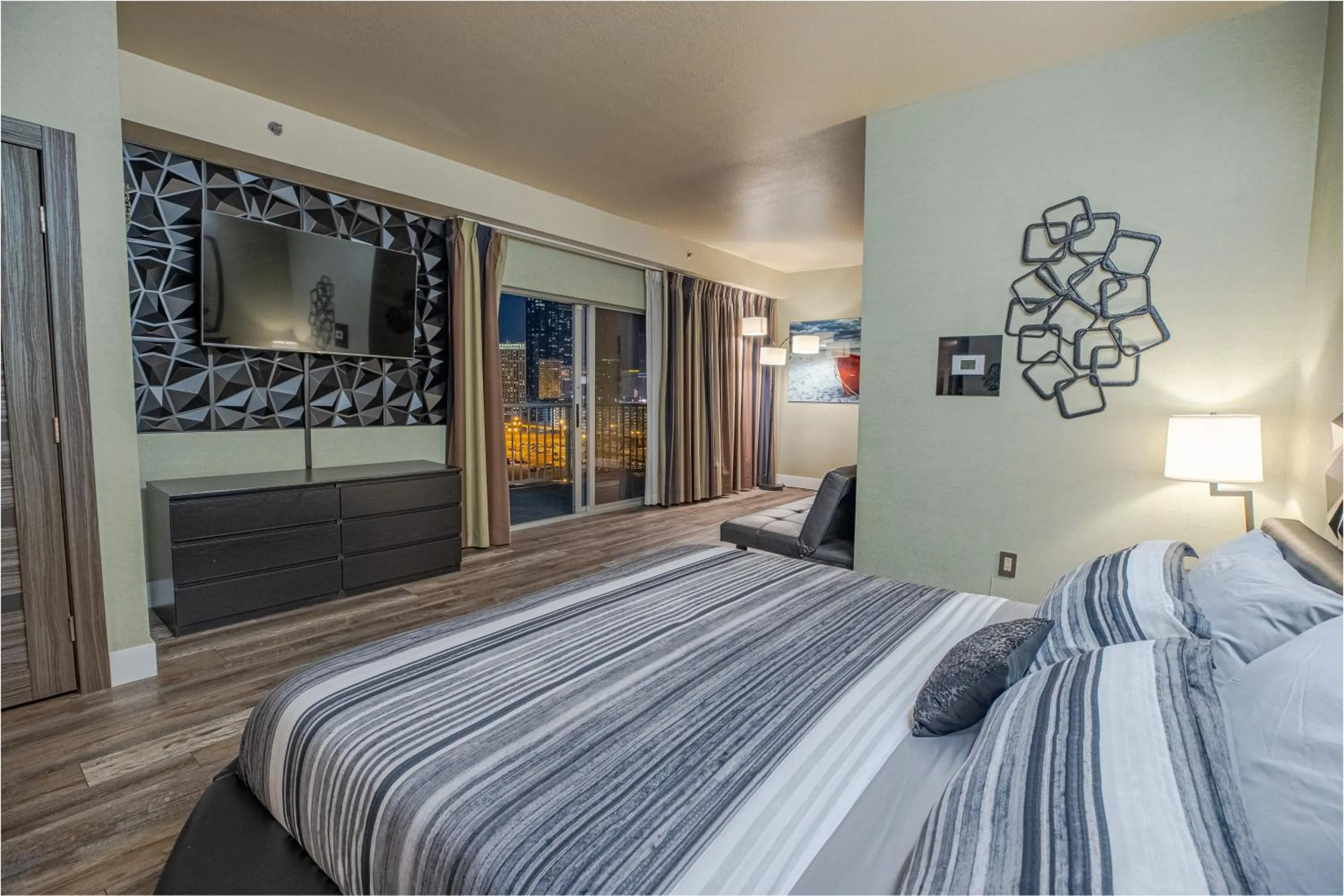 Bed in 2100 SqFt Penthouse Suite W/ Strip Views! POOL GYM