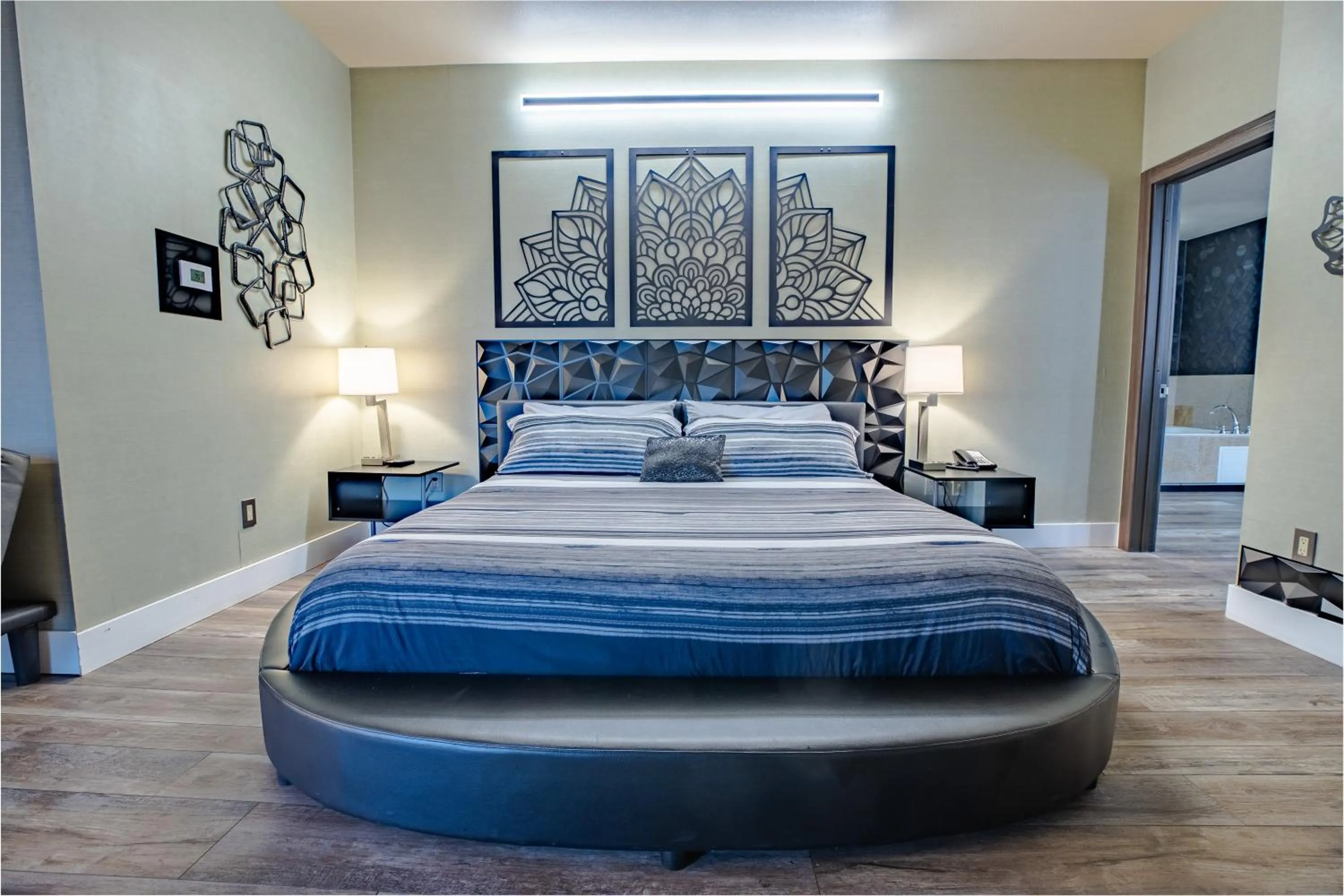 Bed in 2100 SqFt Penthouse Suite W/ Strip Views! POOL GYM