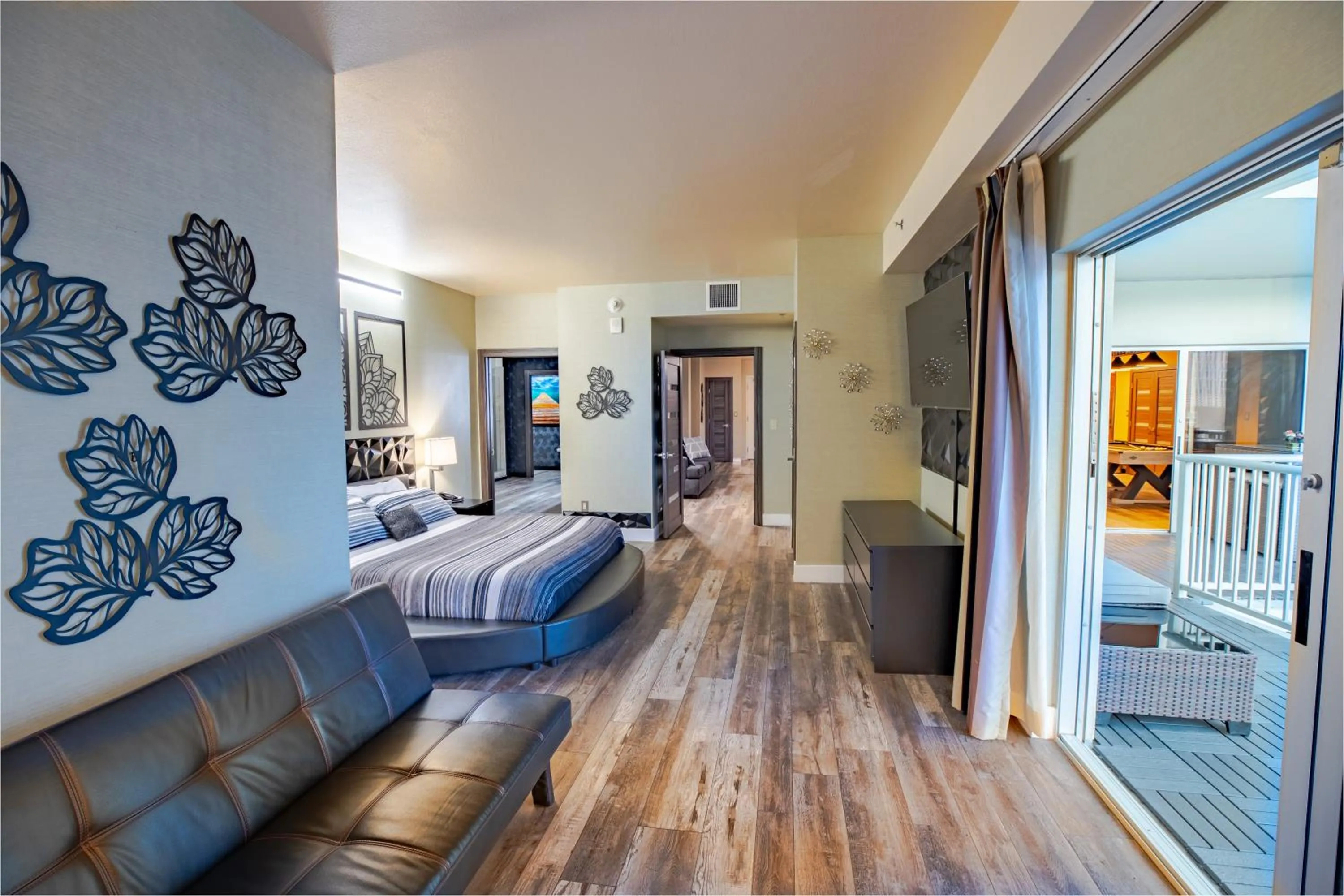 Bed in 2100 SqFt Penthouse Suite W/ Strip Views! POOL GYM