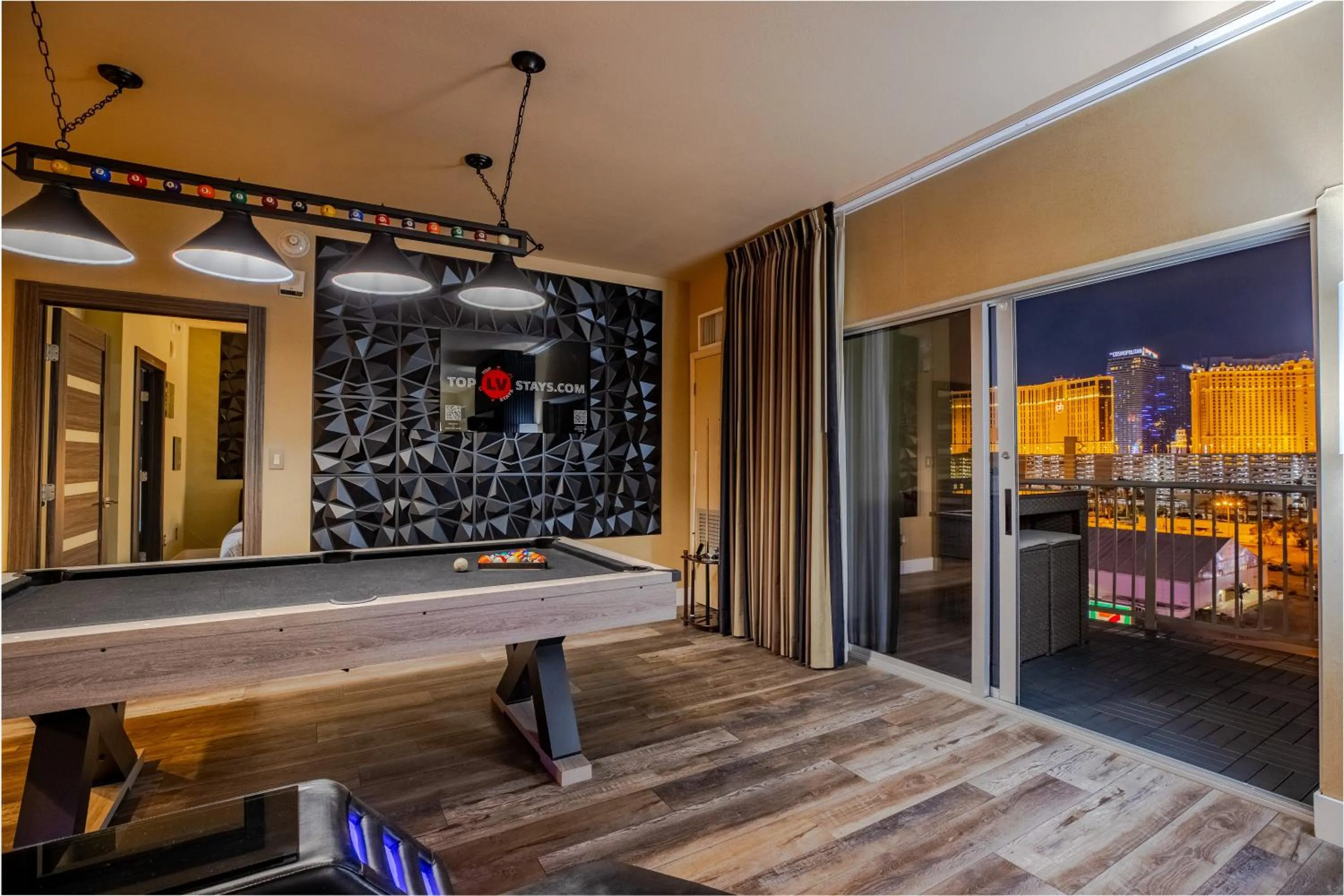 2100 SqFt Penthouse Suite W/ Strip Views! POOL GYM