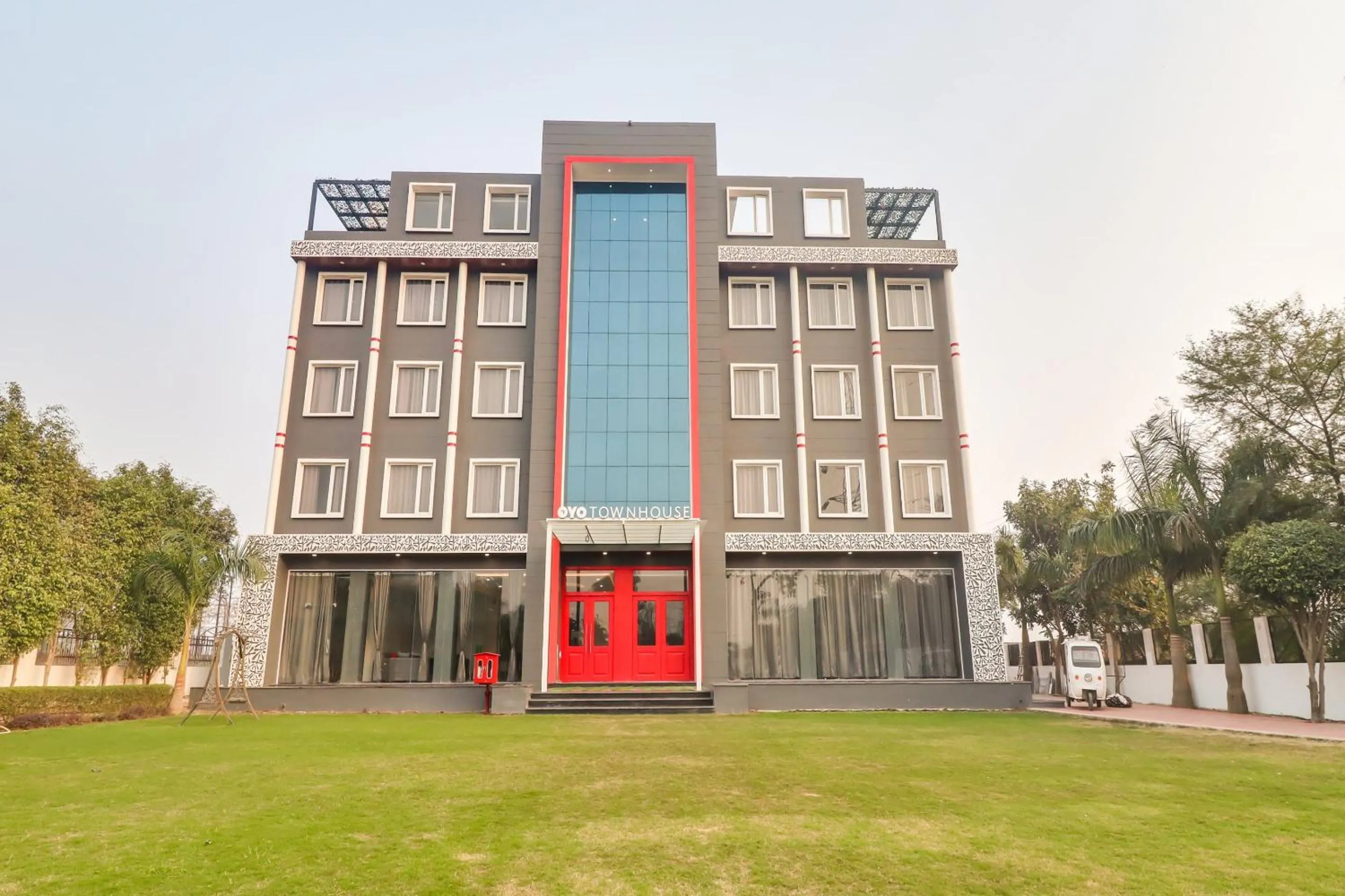 Facade/entrance in Super Townhouse Jashn