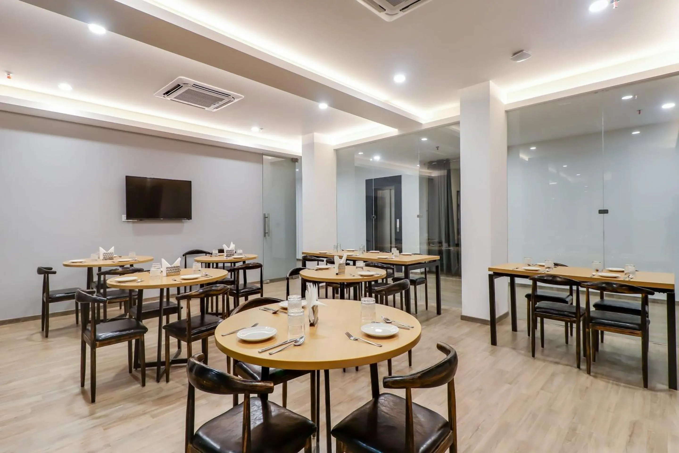 Restaurant/places to eat in Super Townhouse Jashn