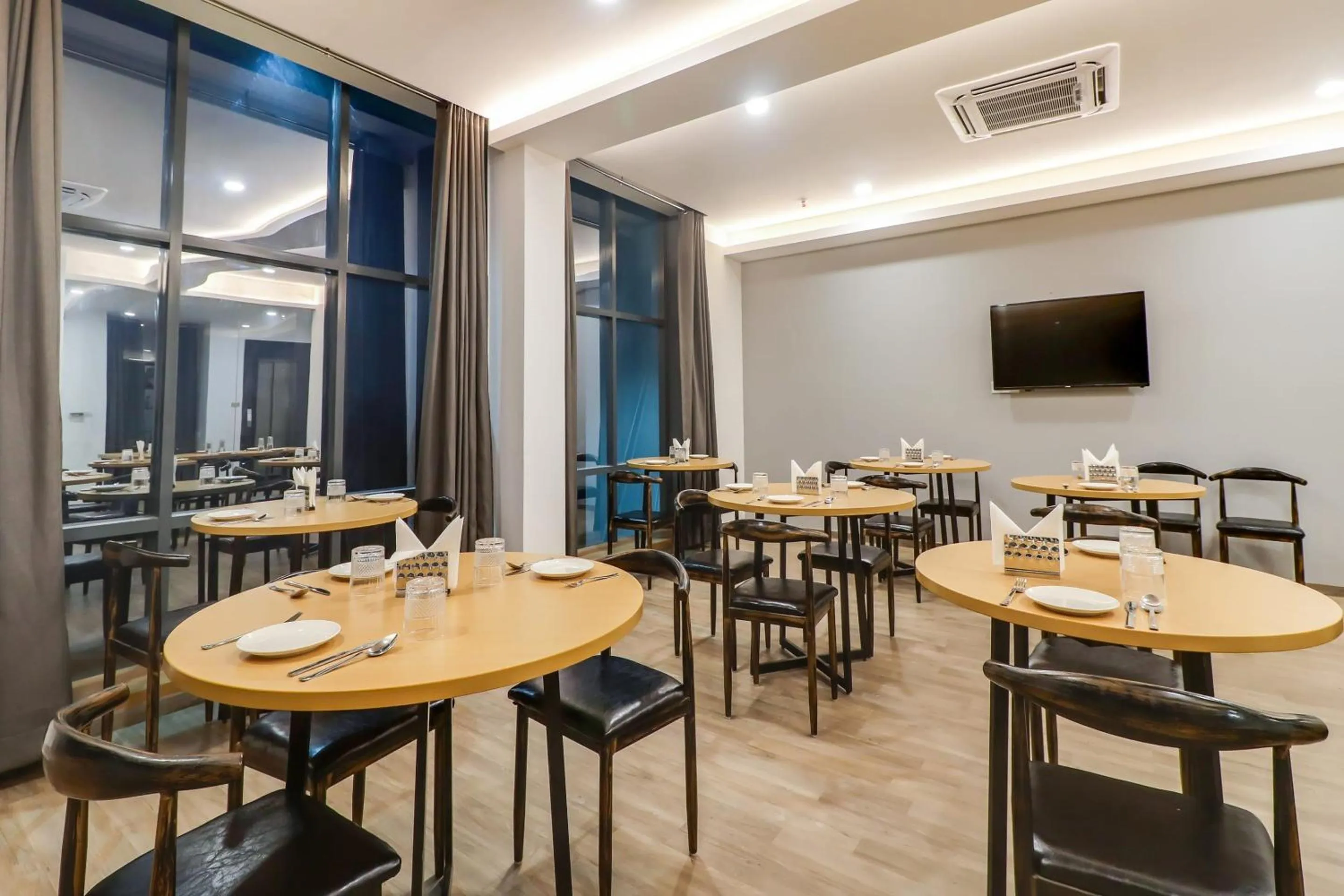 Restaurant/places to eat in Super Townhouse Jashn