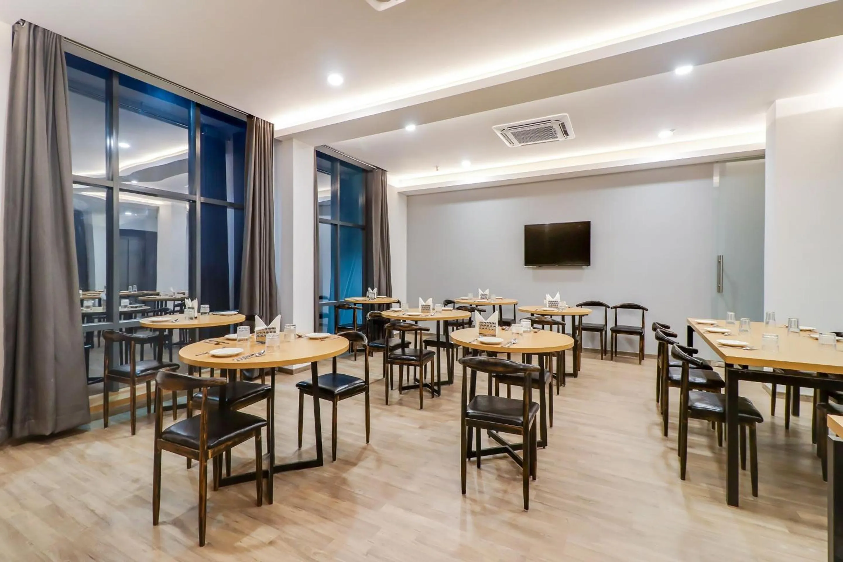 Restaurant/places to eat in Super Townhouse Jashn