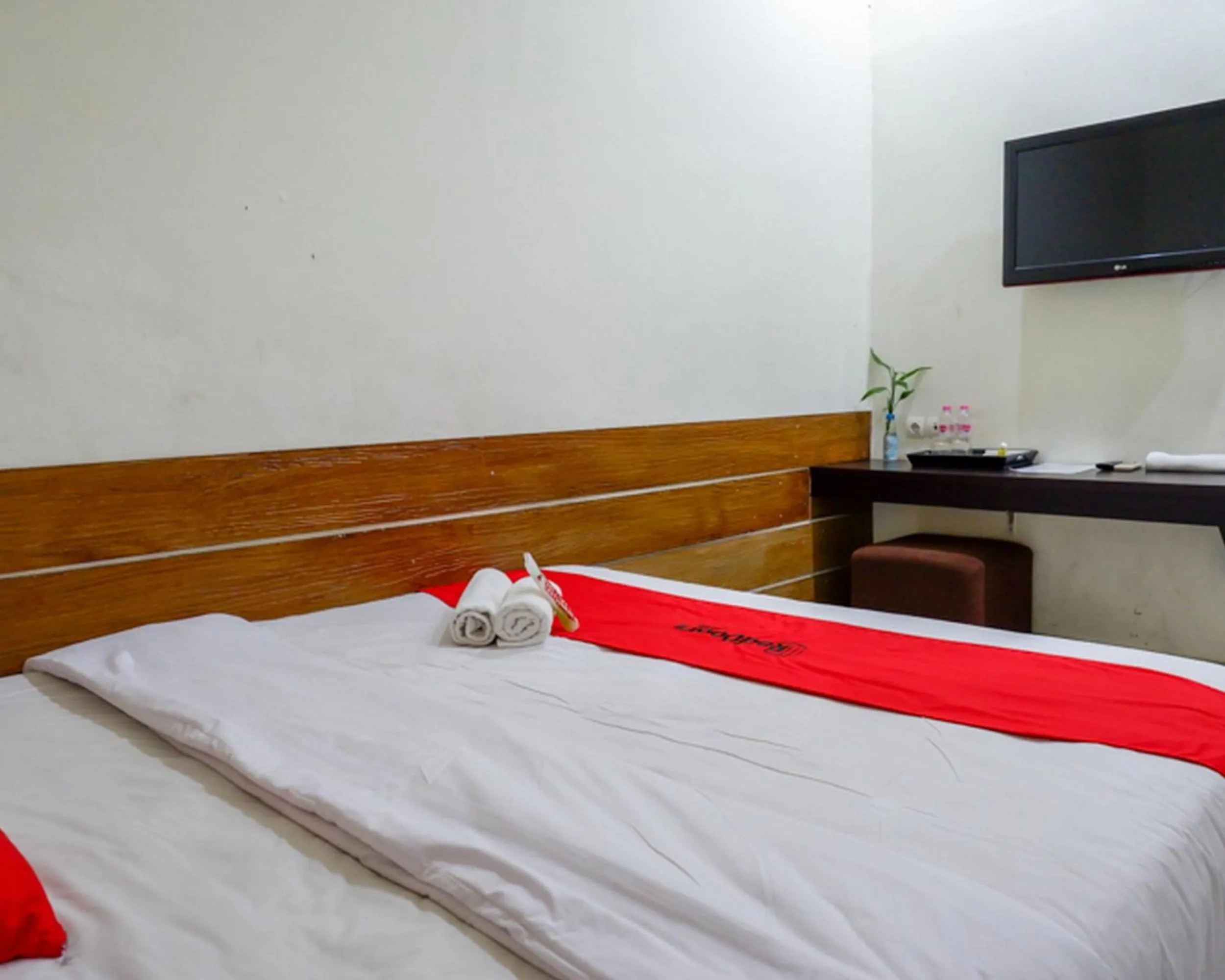 Bed in RedDoorz Plus @ Hotel Asih UNY