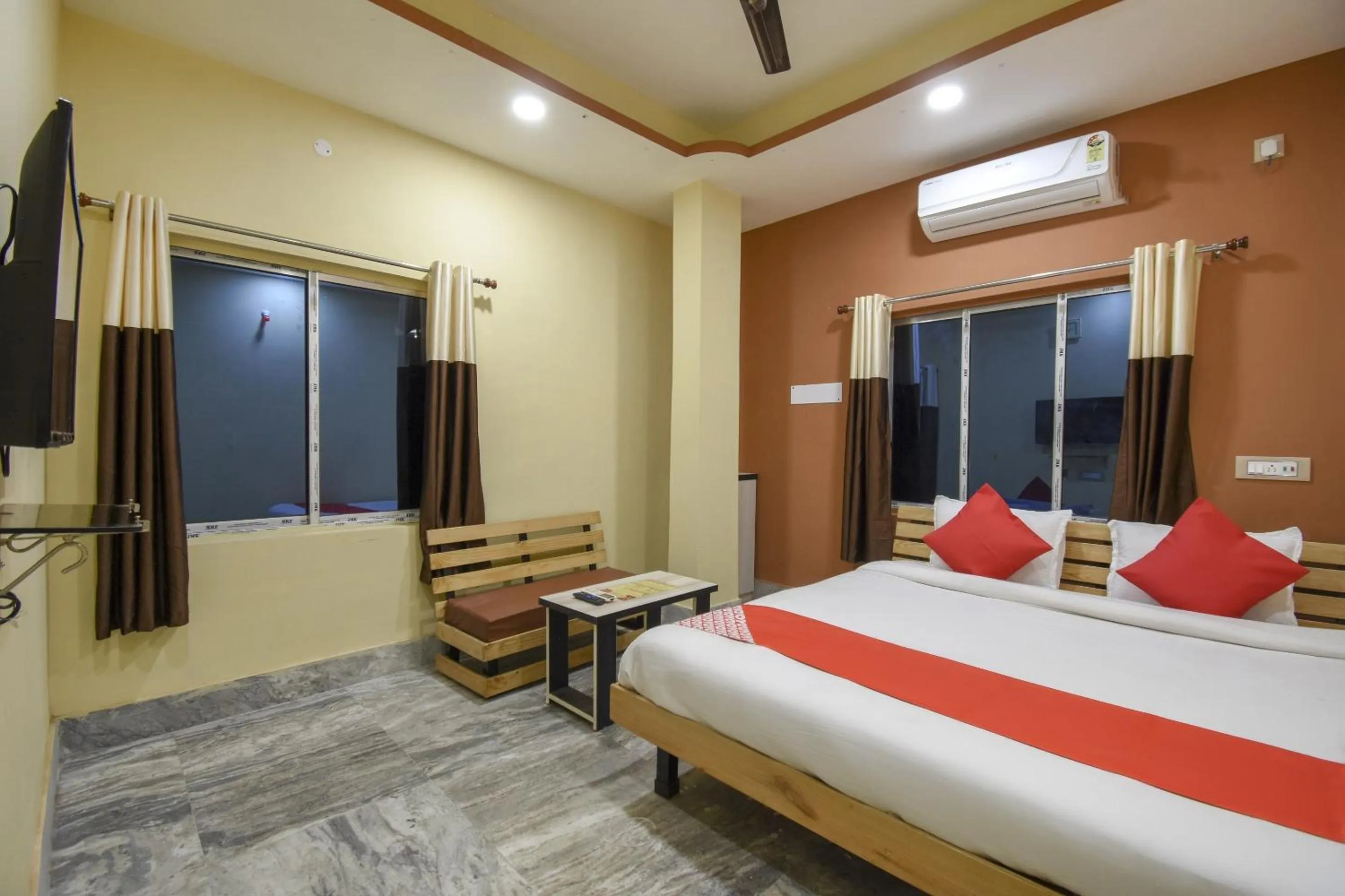 Bedroom, Bed in Hotel O Palki Palace Near Netaji Subhash Chandra Bose International Airport