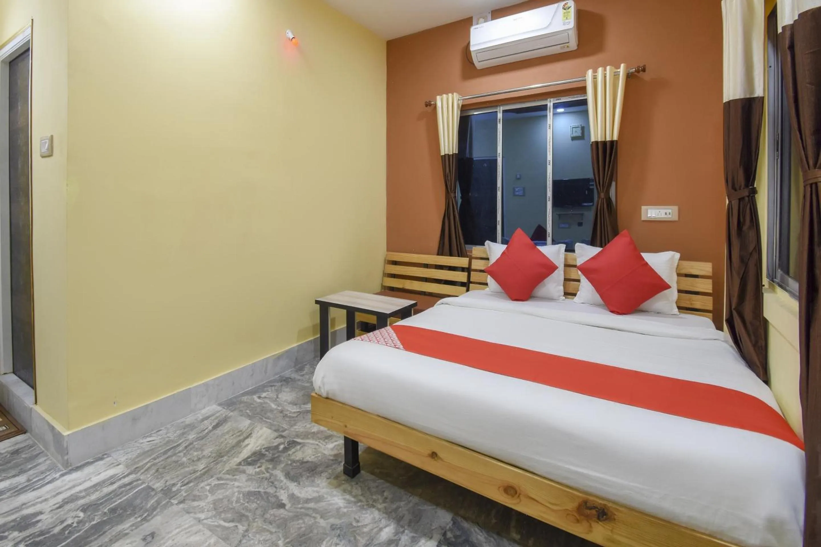 Bedroom, Bed in Hotel O Palki Palace Near Netaji Subhash Chandra Bose International Airport