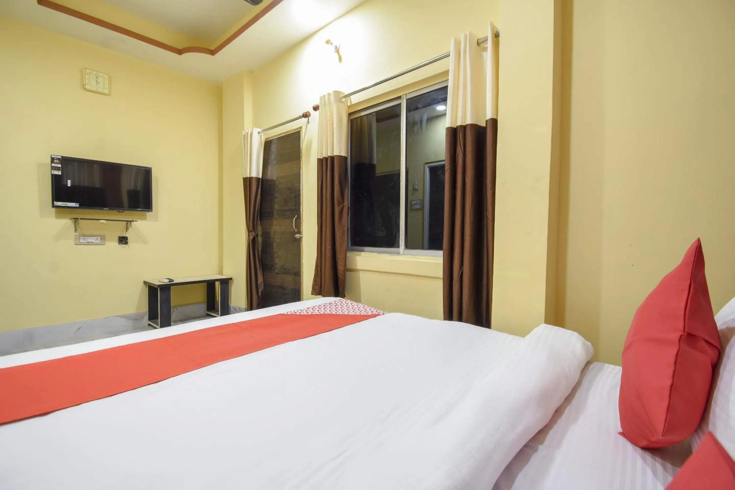 Bedroom, Bed in Hotel O Palki Palace Near Netaji Subhash Chandra Bose International Airport