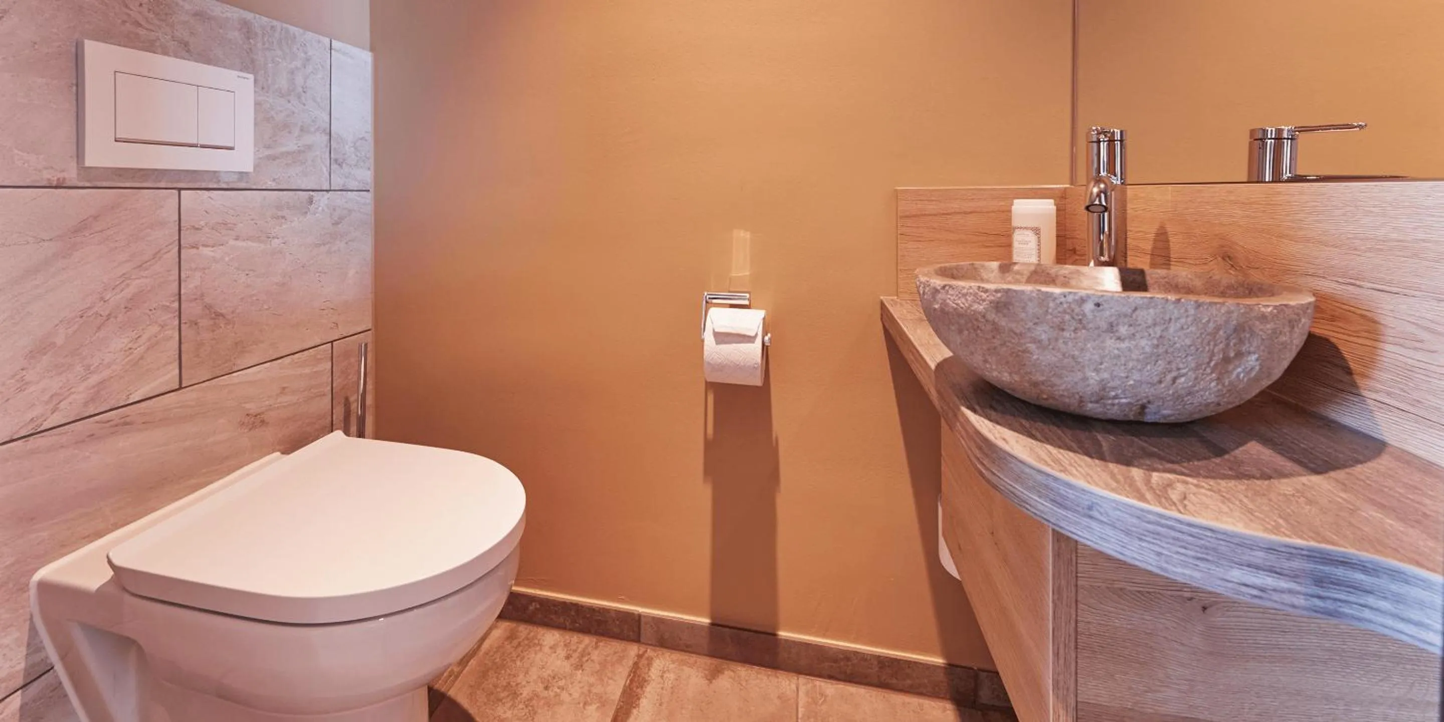 Toilet in Ostseehotel Midgard in Damp