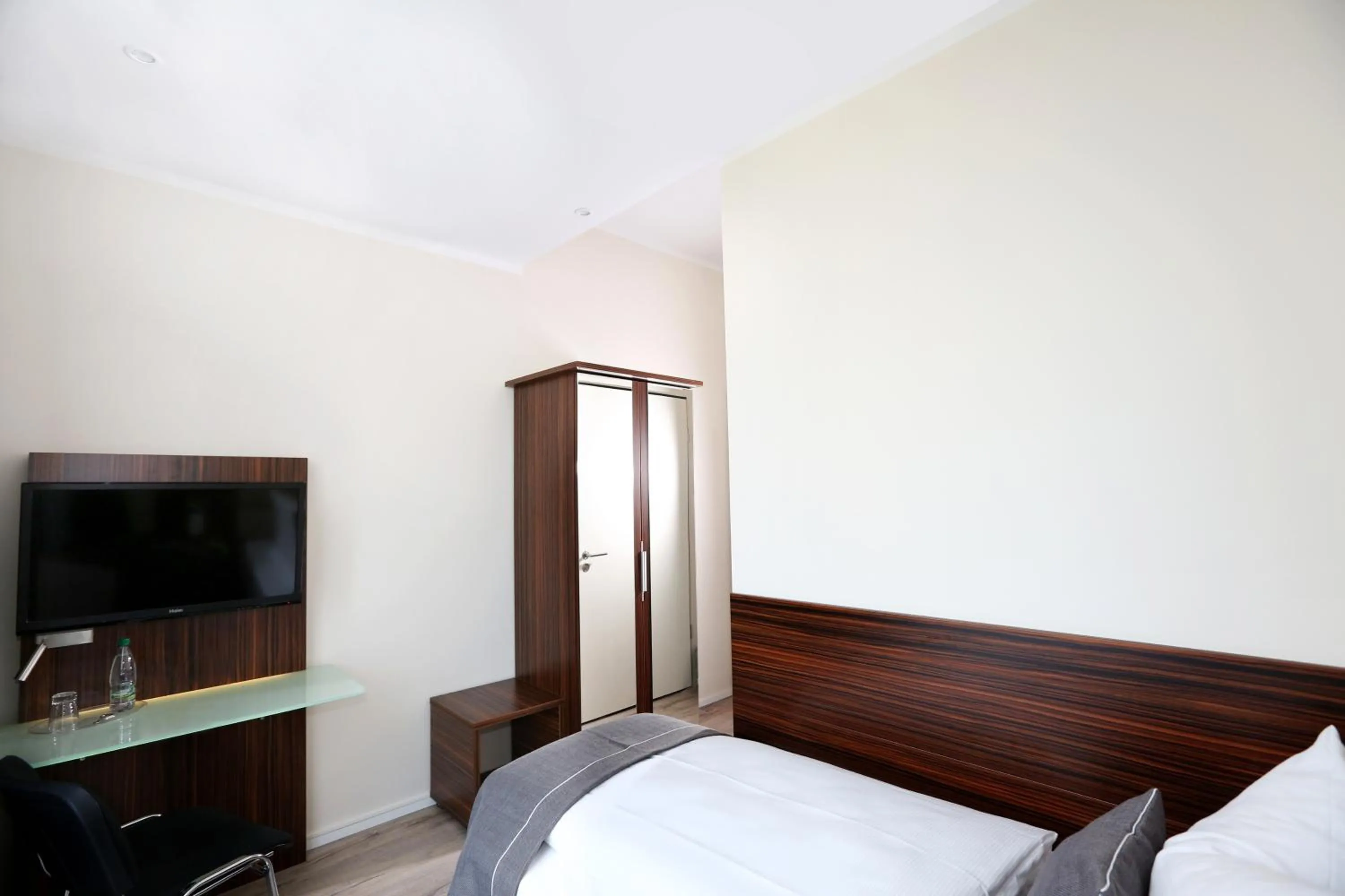 Photo of the whole room, Bed in H24 Hoteltow