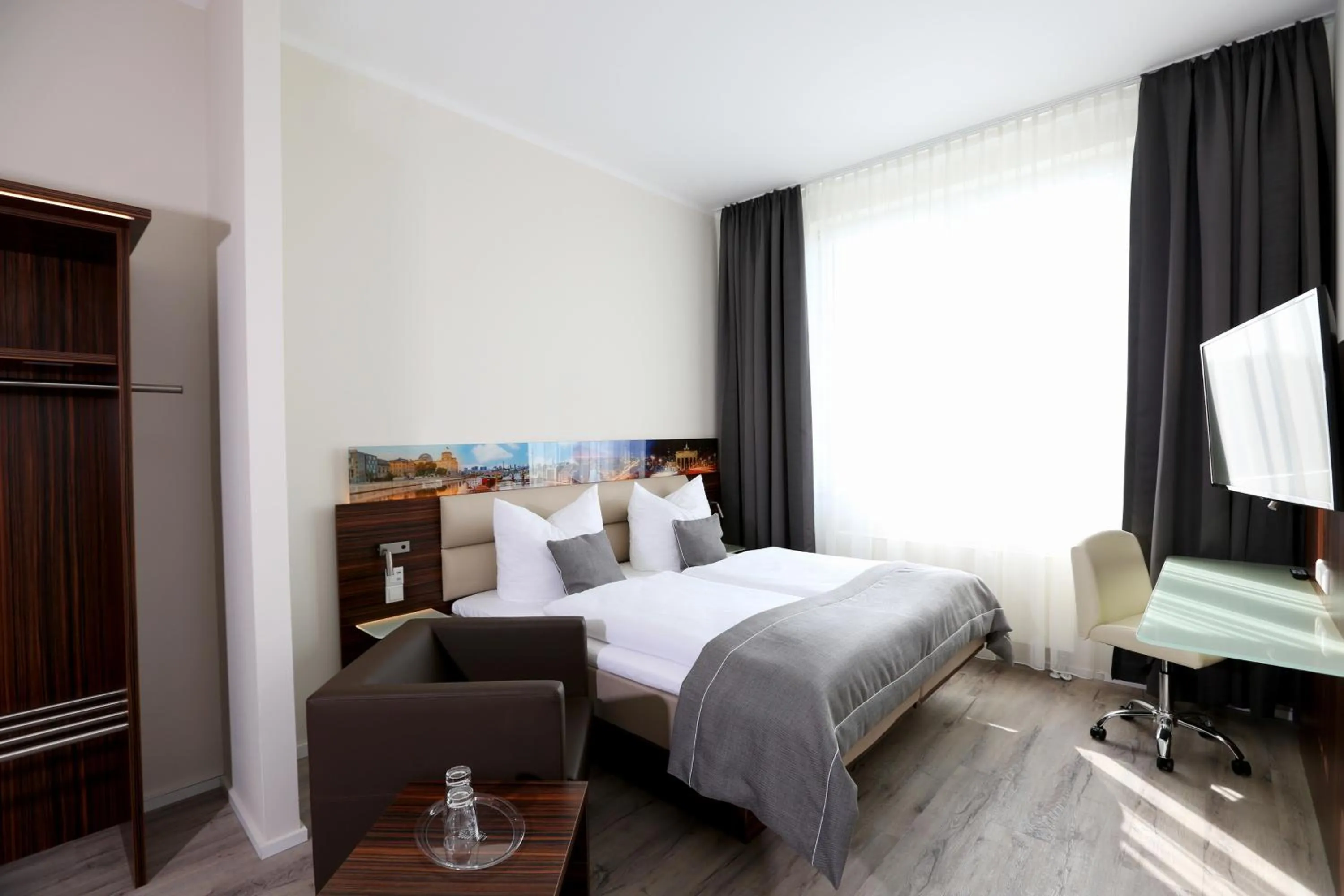 Photo of the whole room, Bed in H24 Hoteltow