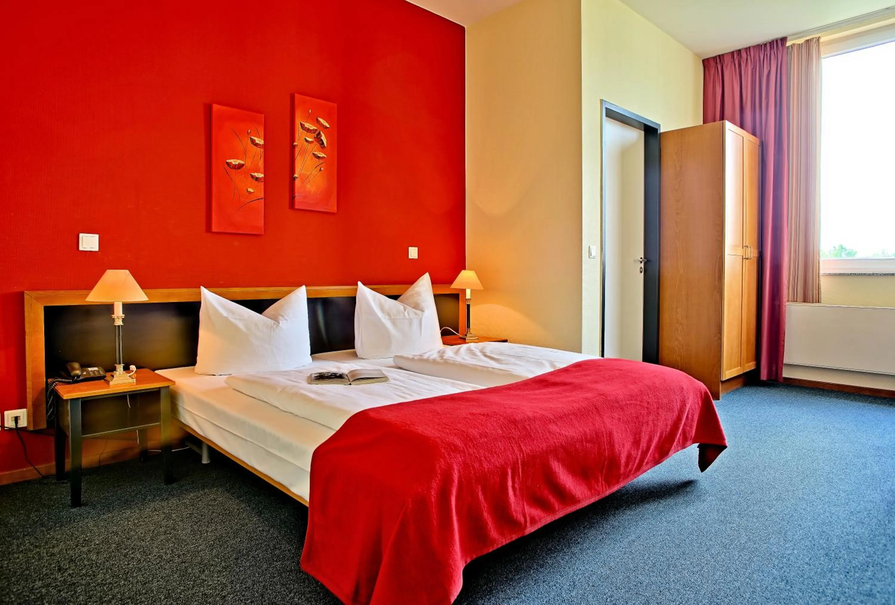 Photo of the whole room, Bed in H24 Hoteltow