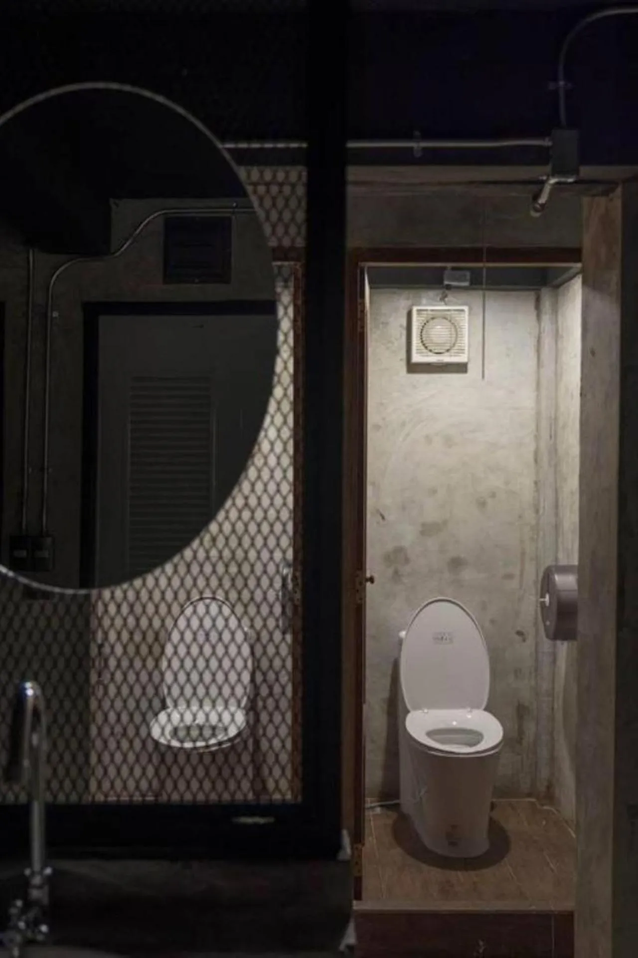 Bathroom in Banana Hostel Donmuang