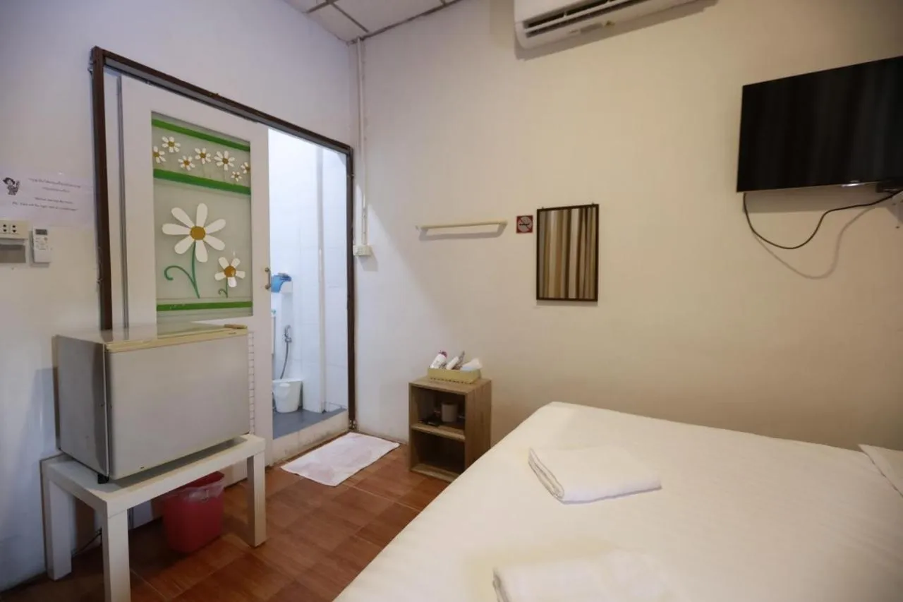 Photo of the whole room, Bed in Banana Hostel Donmuang