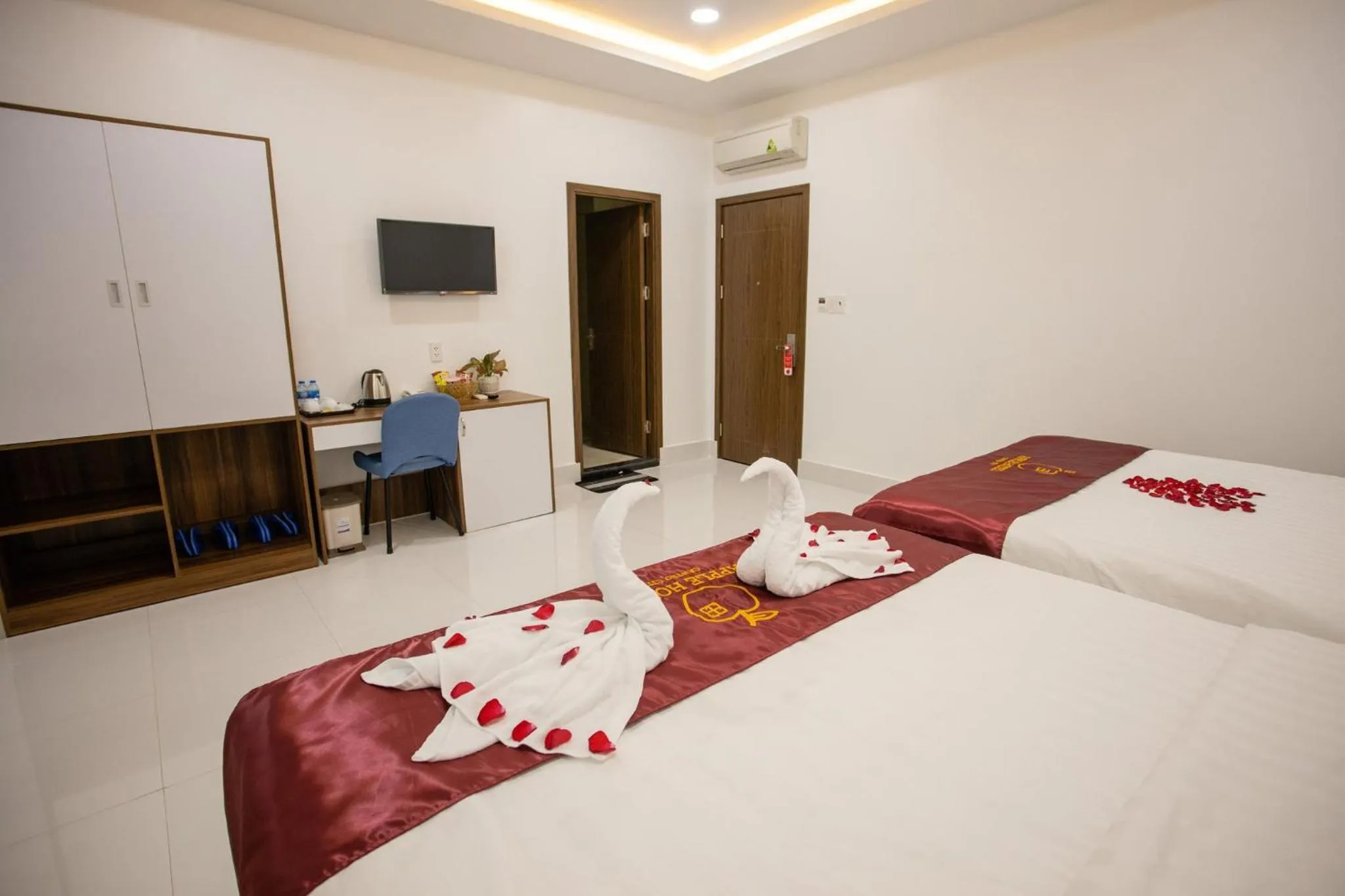 Living room, Bed in Apple Hotel