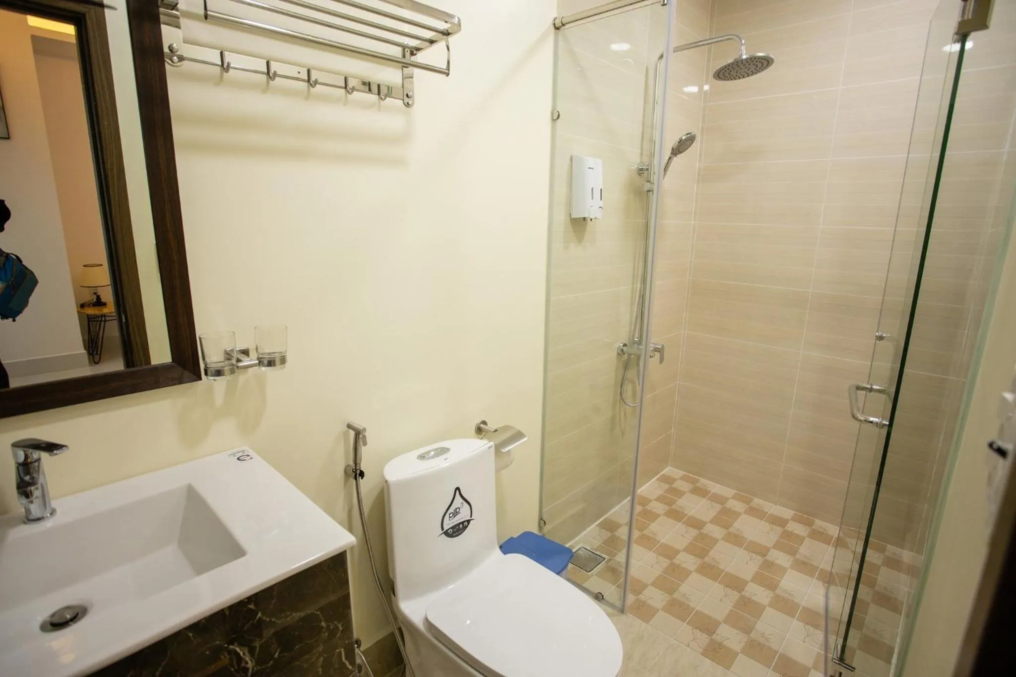 Toilet in Apple Hotel