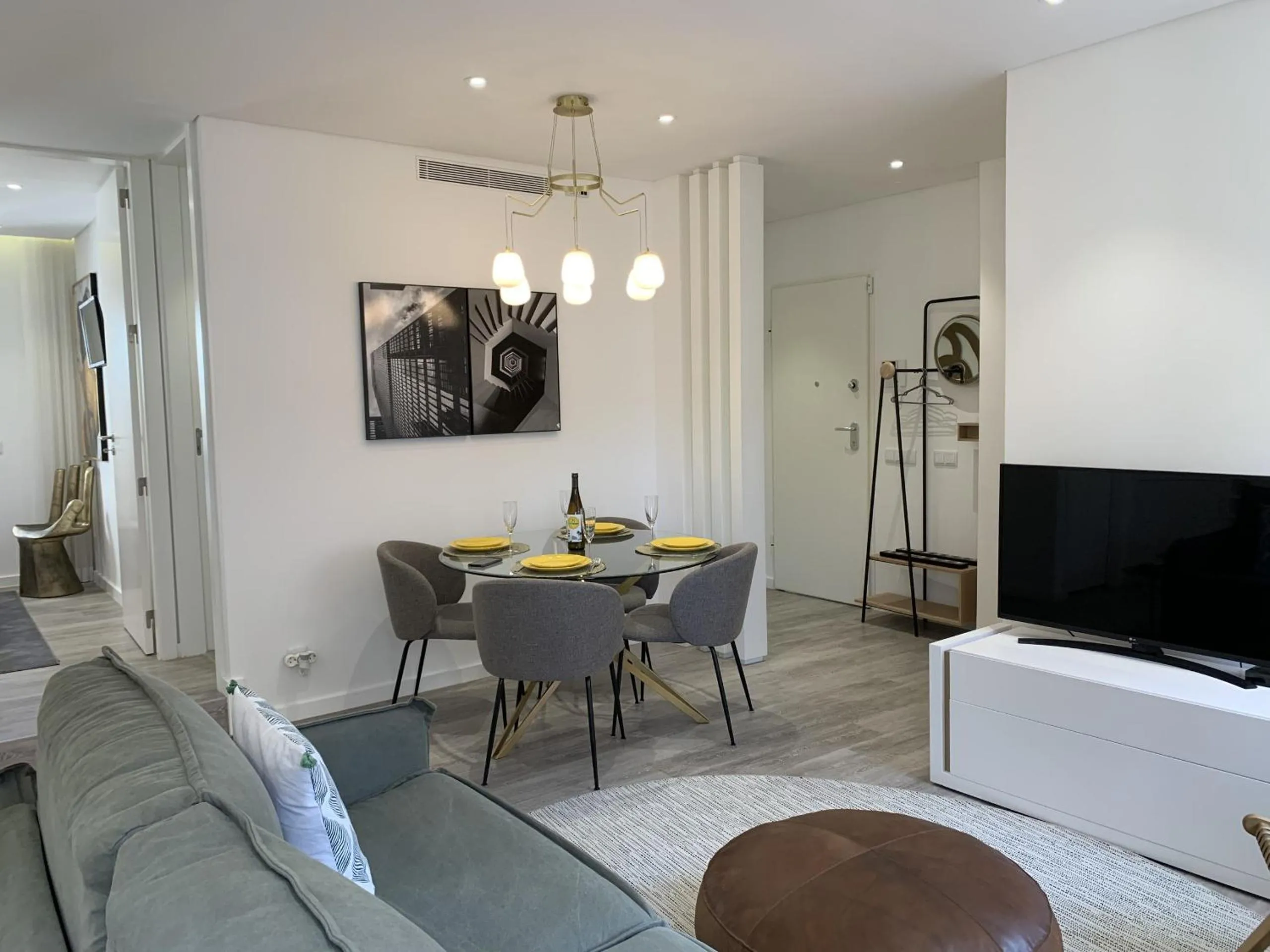Communal lounge/ TV room in FLH Cascais Downtown Premium Apartment I