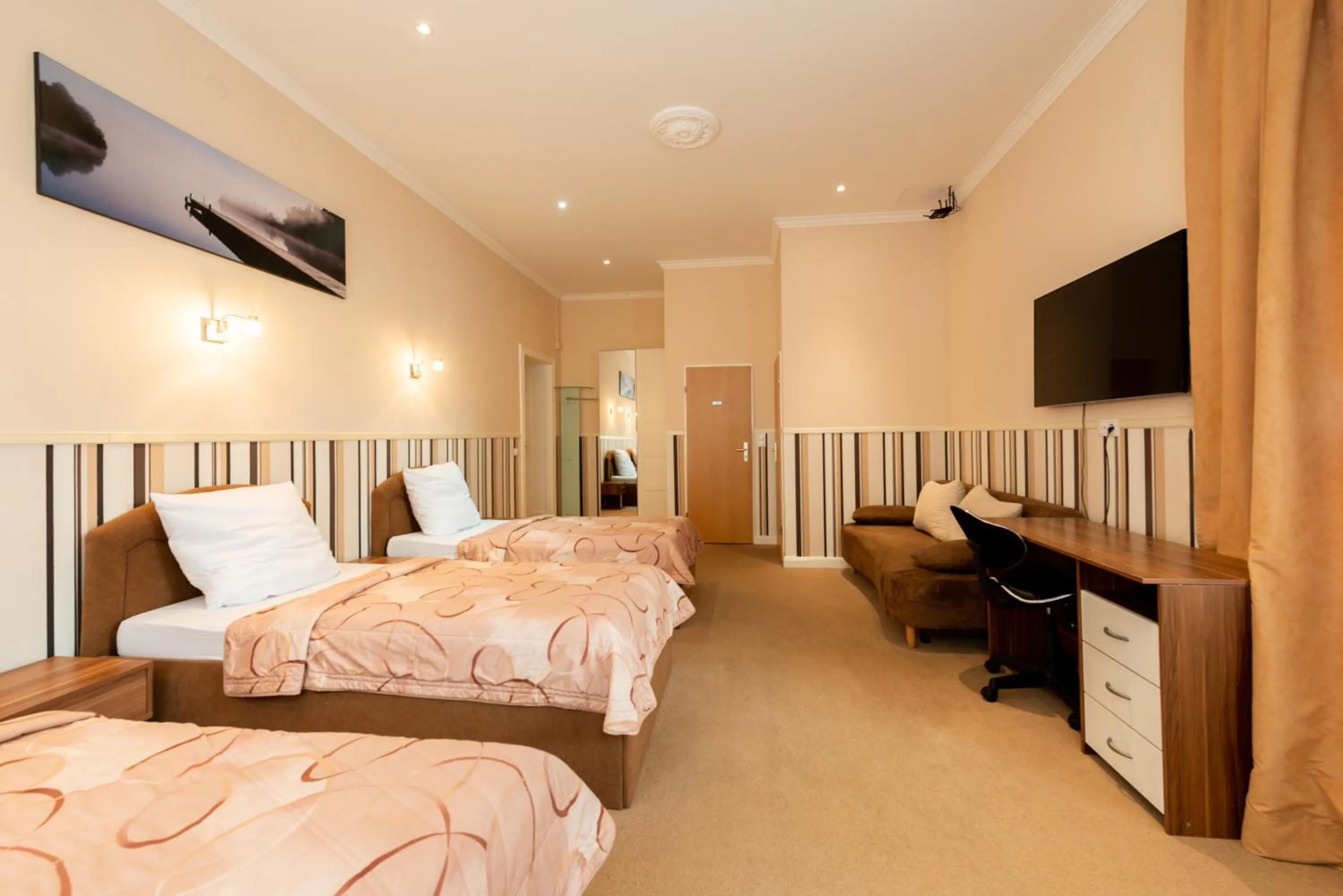 Photo of the whole room, Bed in Hotel Pension Dahlem