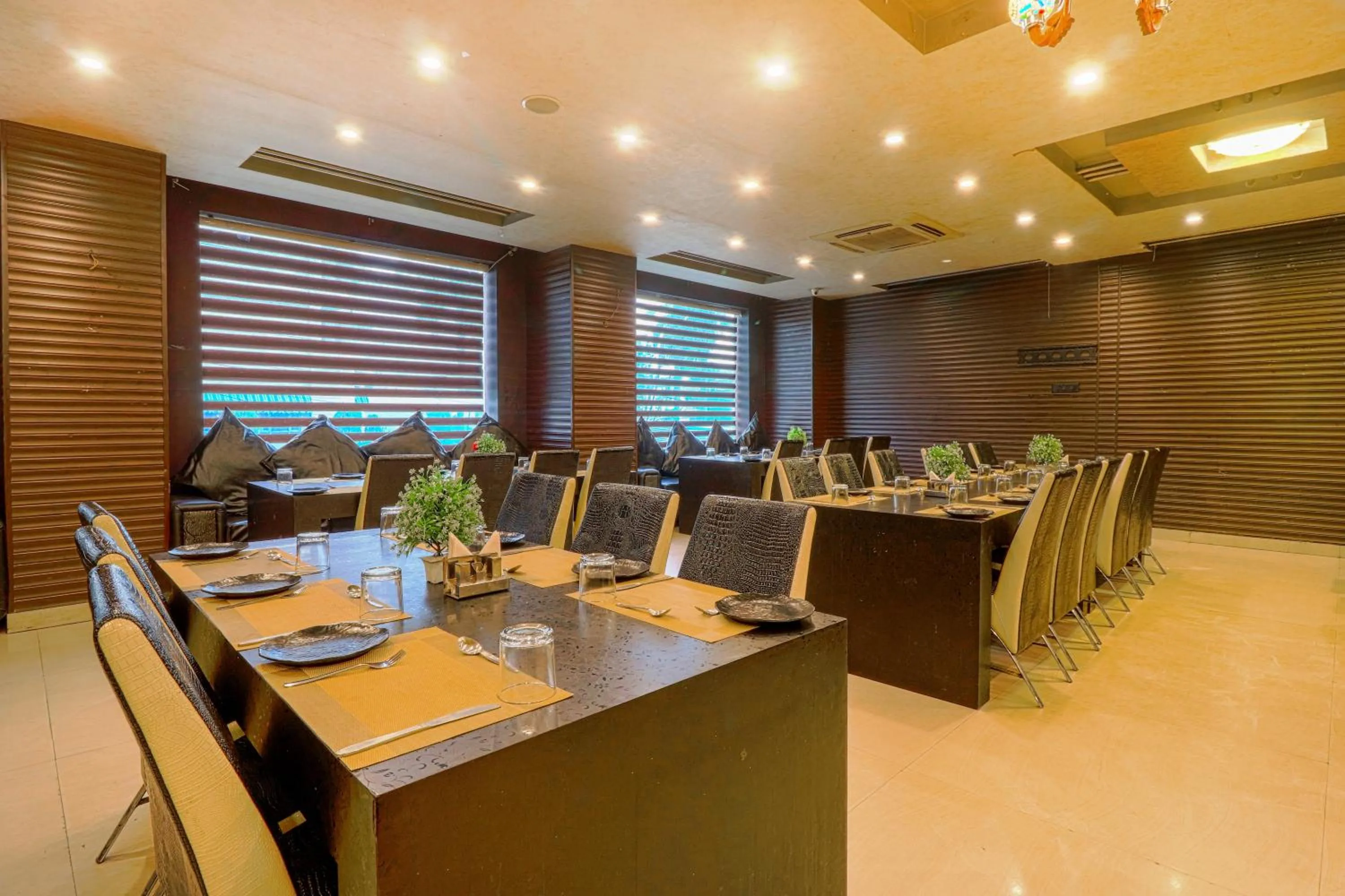 Restaurant/places to eat in Oaktel Hotel Grand Shiva Near Ganga Ghat