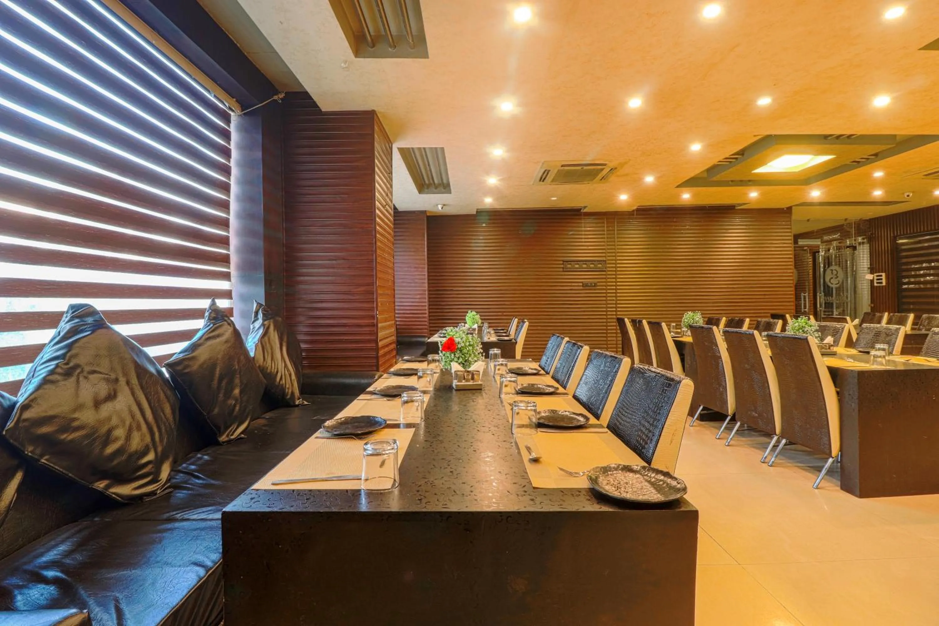 Restaurant/places to eat in Oaktel Hotel Grand Shiva Near Ganga Ghat