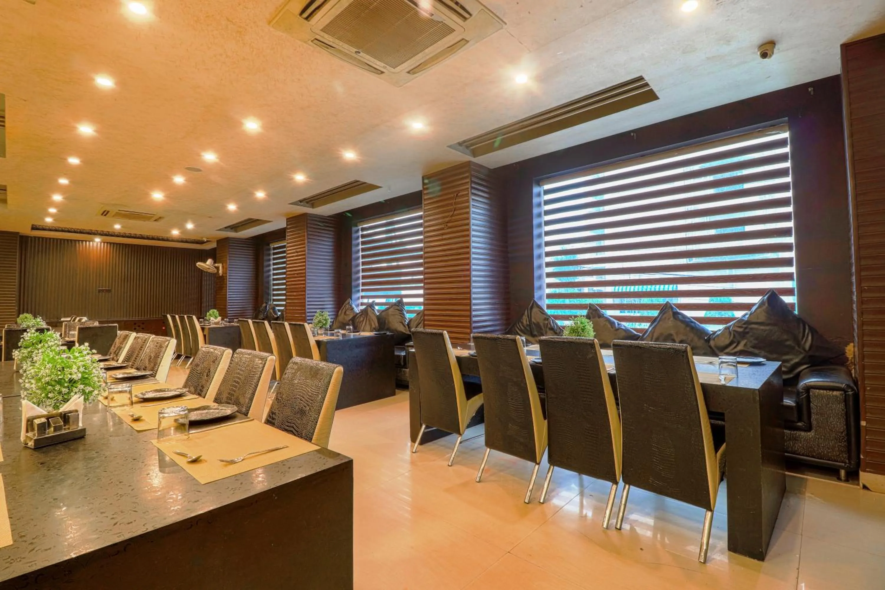 Restaurant/places to eat in Oaktel Hotel Grand Shiva Near Ganga Ghat