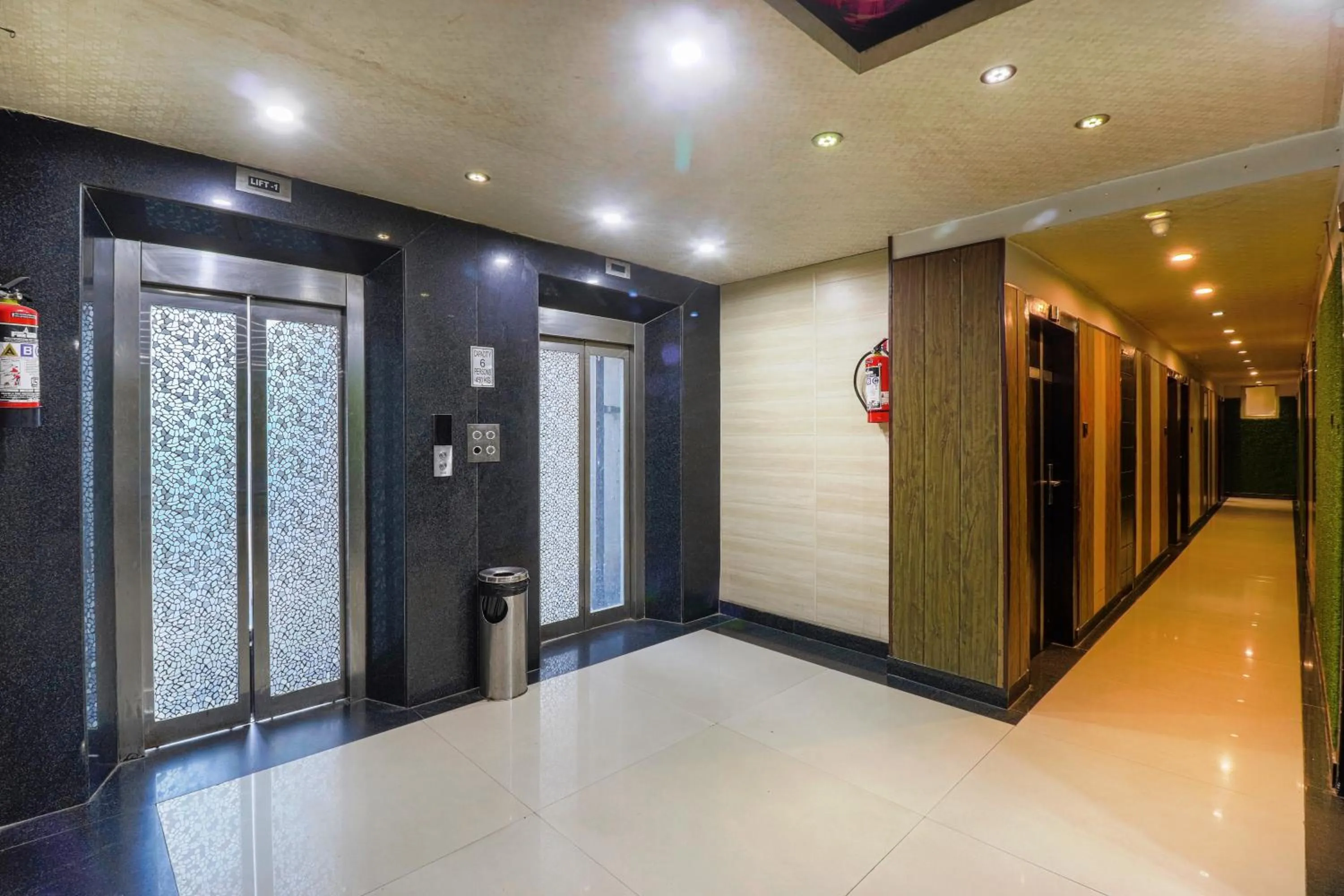 elevator in Oaktel Hotel Grand Shiva Near Ganga Ghat