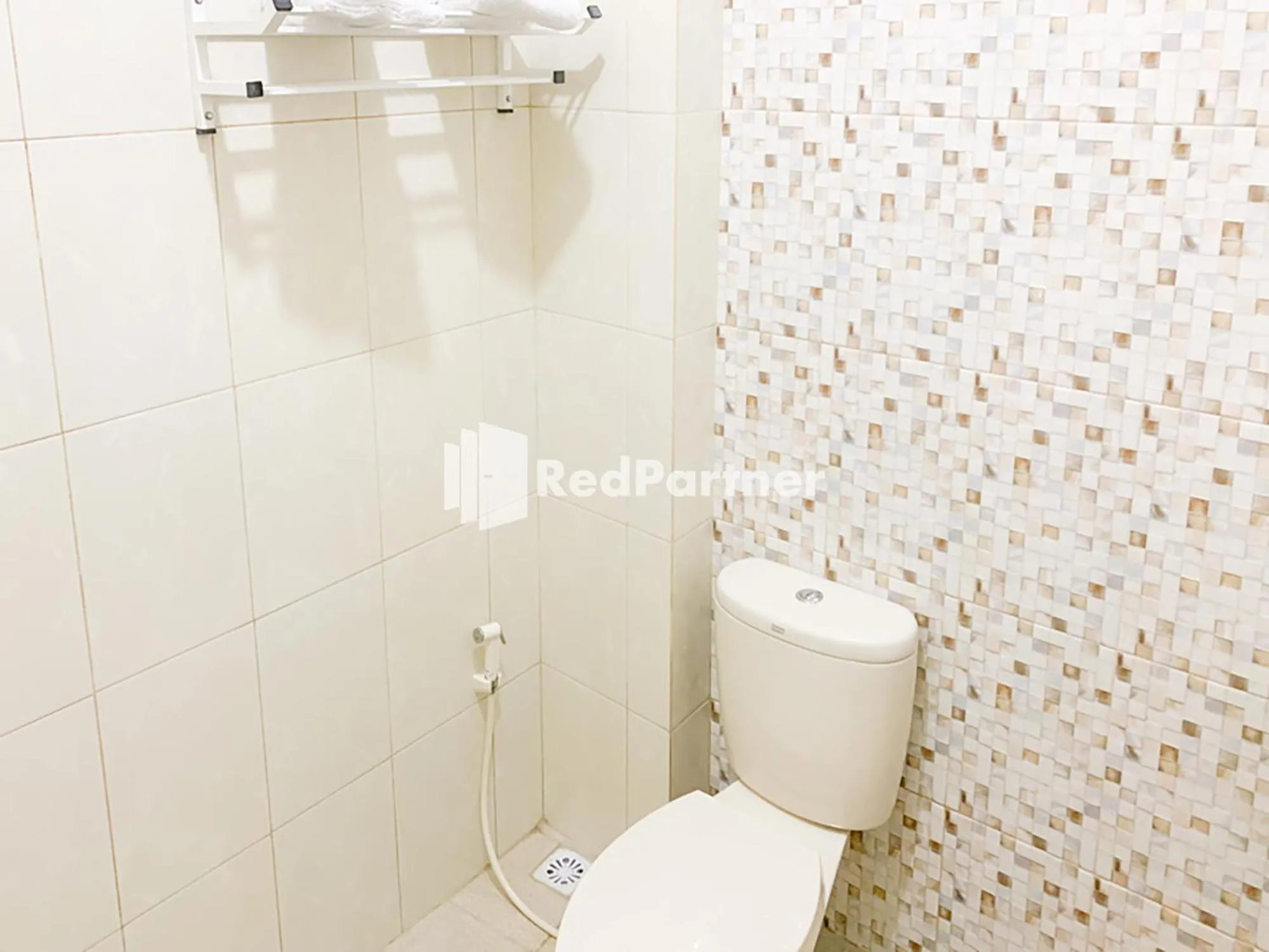 Bathroom in RedDoorz Syariah At Hotel Nuri Indah Dongkelan Yogyakarta