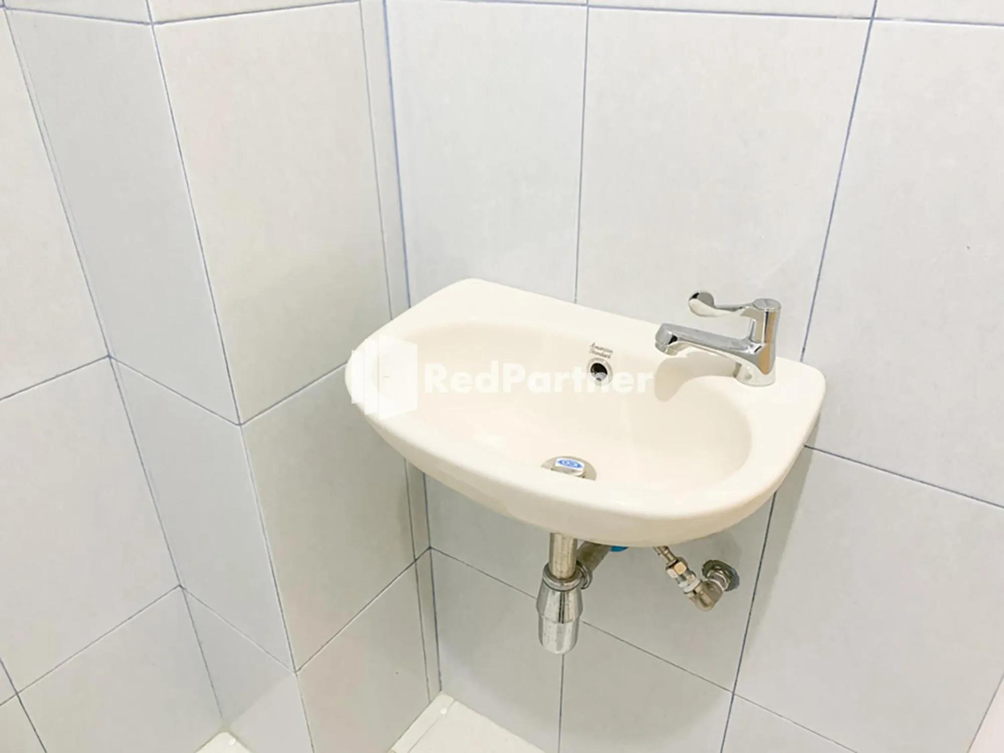 Bathroom in RedDoorz Syariah At Hotel Nuri Indah Dongkelan Yogyakarta