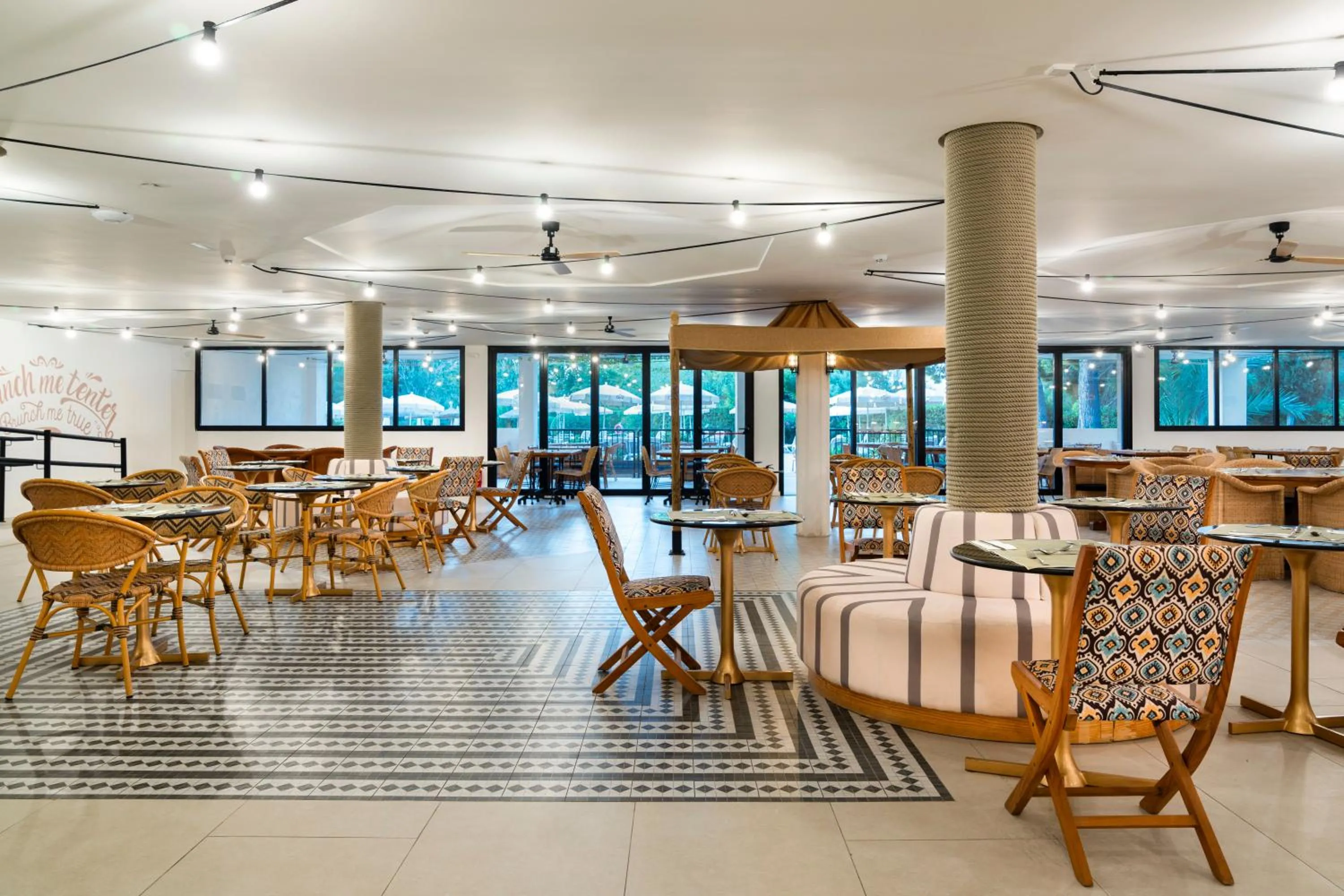 Restaurant/places to eat in tent Palmanova