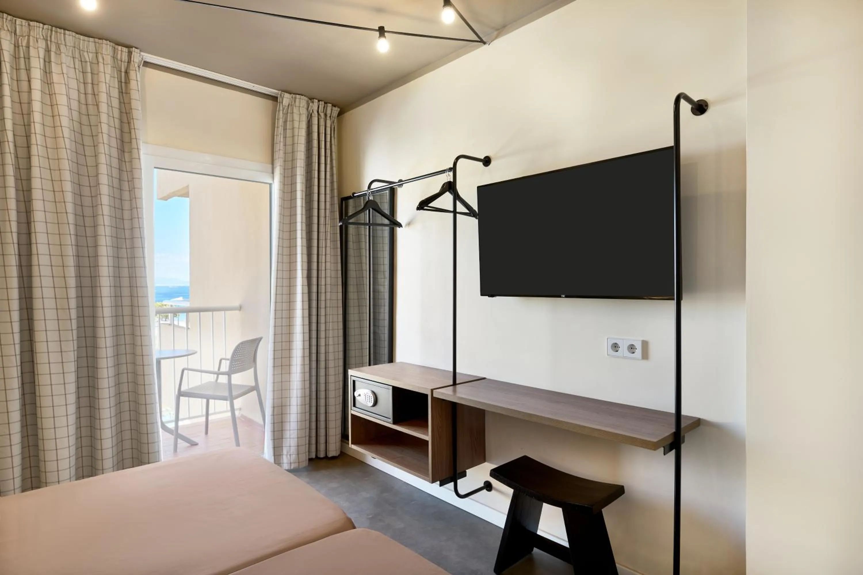 Communal lounge/ TV room, Bed in tent Palmanova