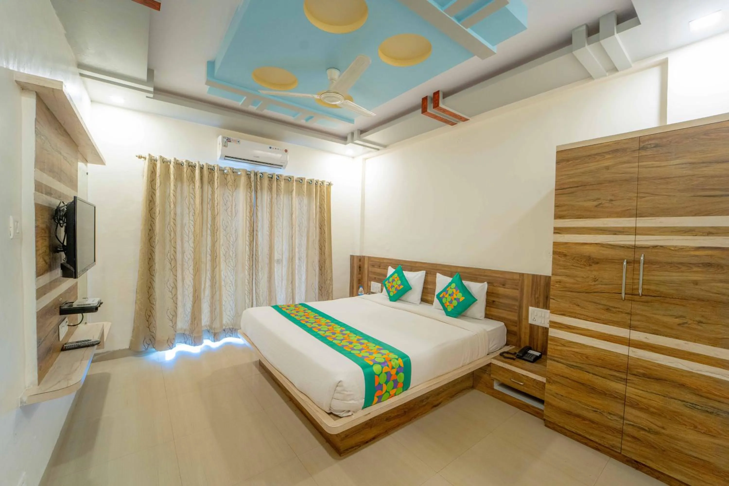 Bedroom, Bed in Treebo The Venna Hill