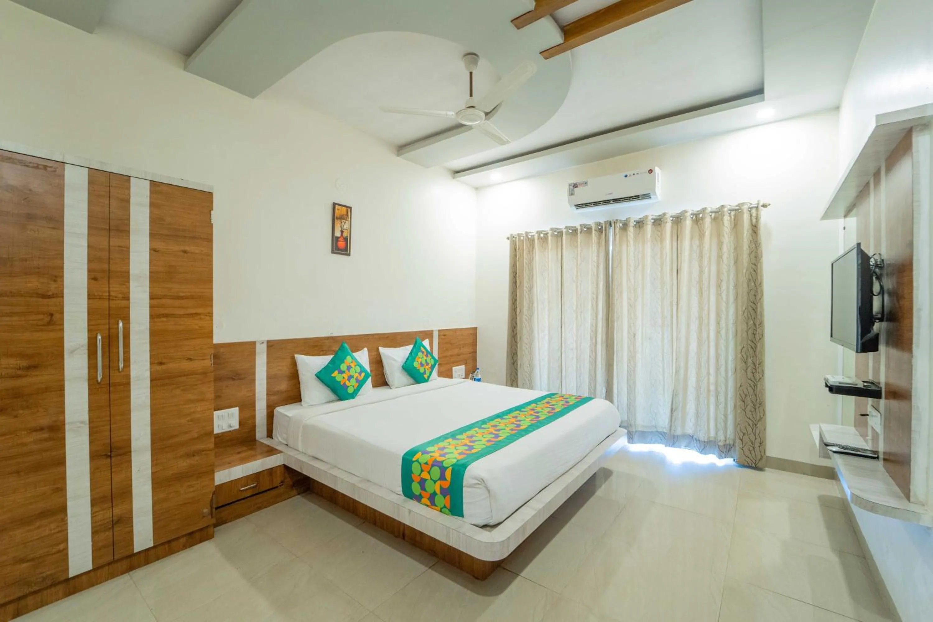 Bedroom, Bed in Treebo The Venna Hill