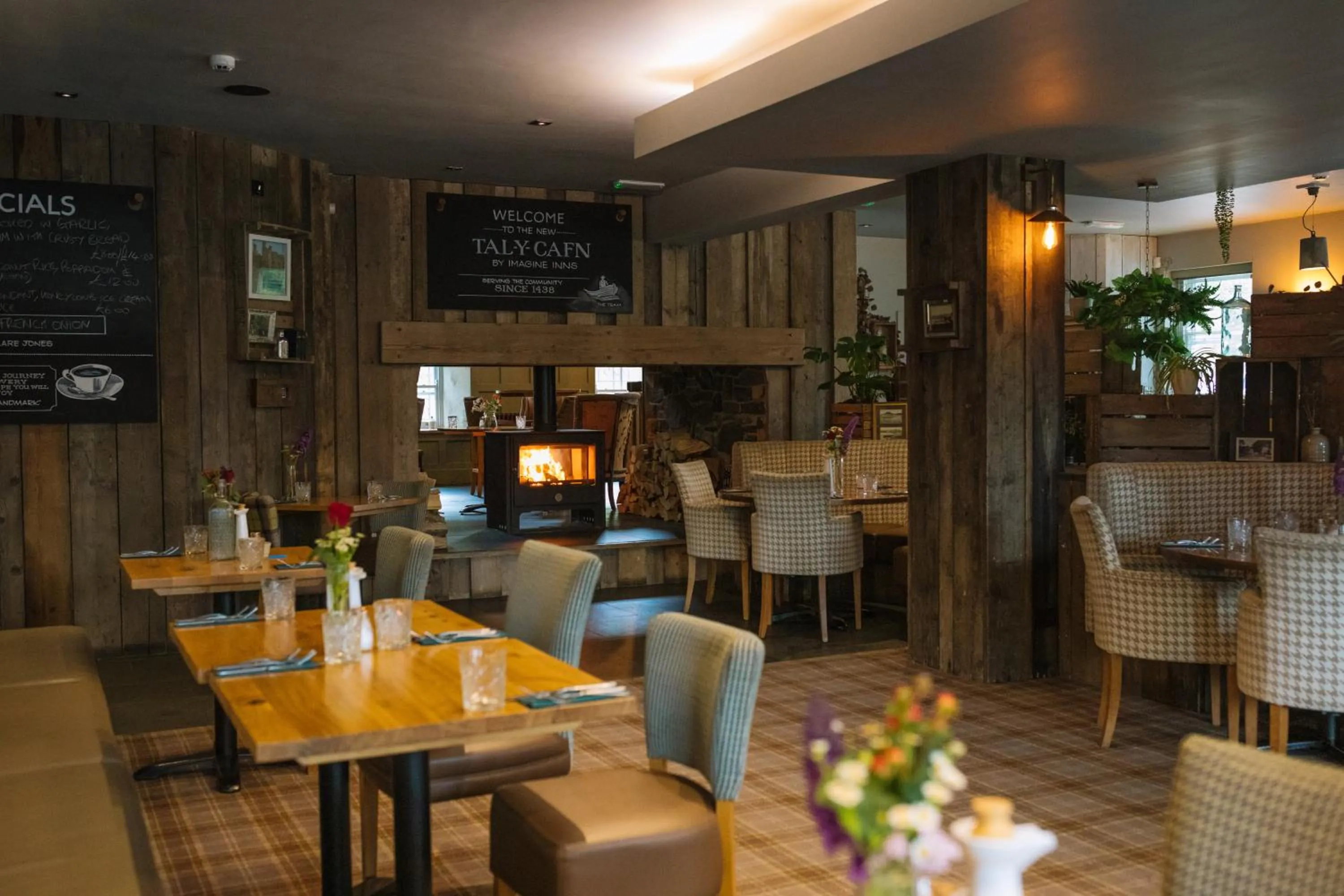Restaurant/Places to Eat in The Tal-Y-Cafn Hotel