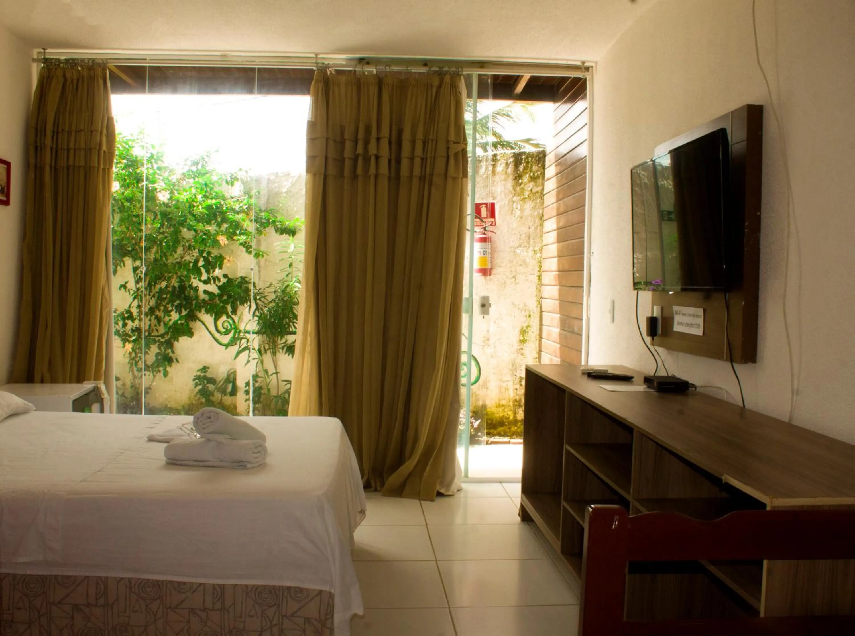 TV and multimedia, Bed in Pousada Brisa da Canoa