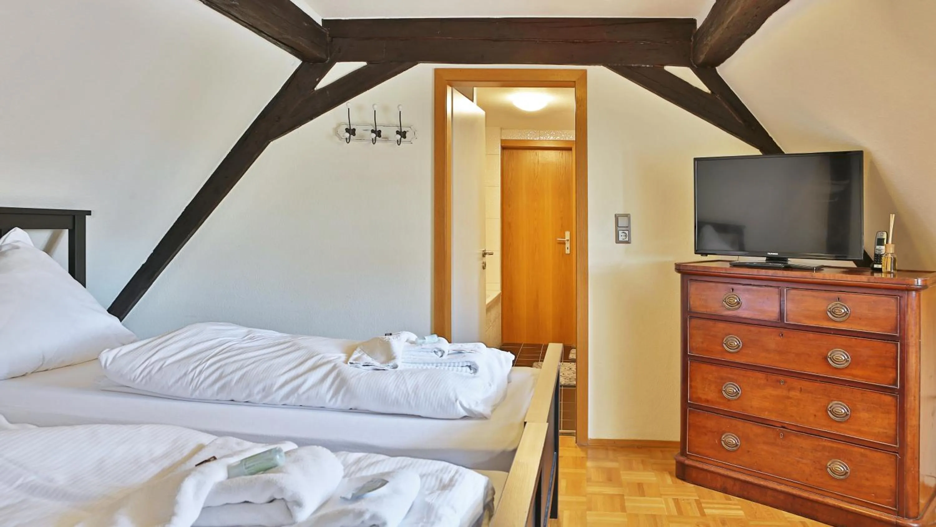 Photo of the whole room, Bed in Das Lamm Heidelberg