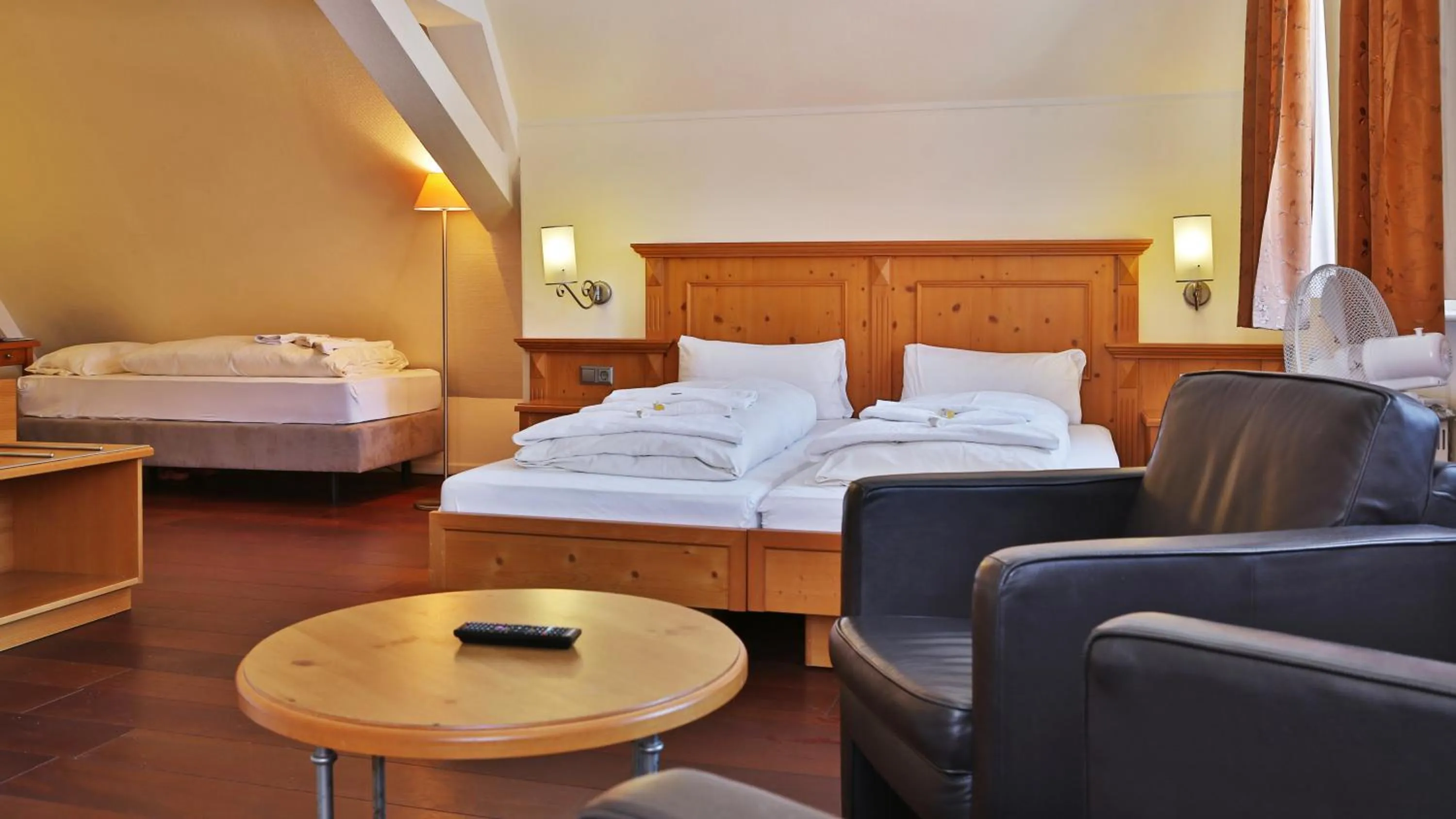 Photo of the whole room, Bed in Das Lamm Heidelberg