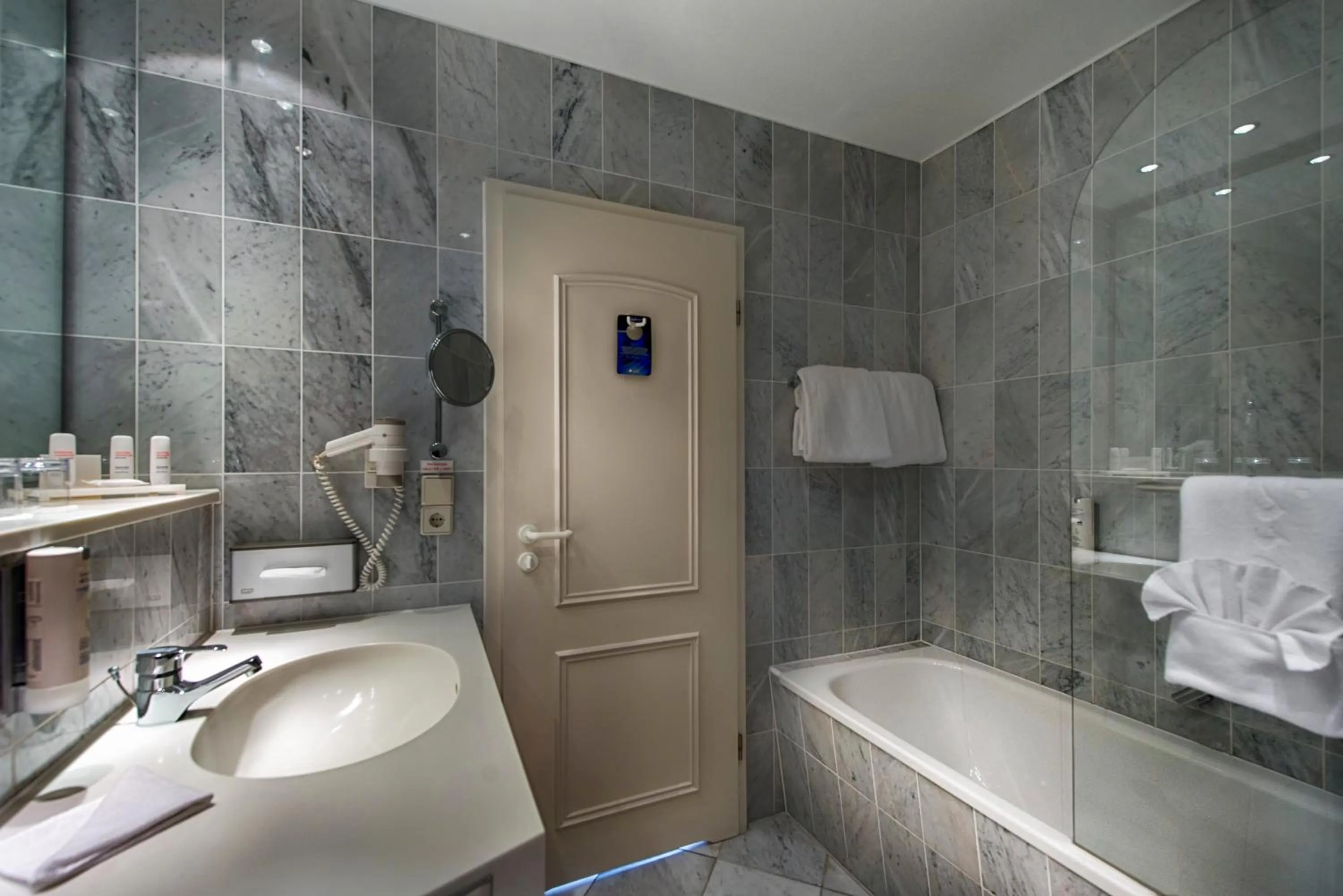 Bath in Radisson Blu Hotel Halle-Merseburg