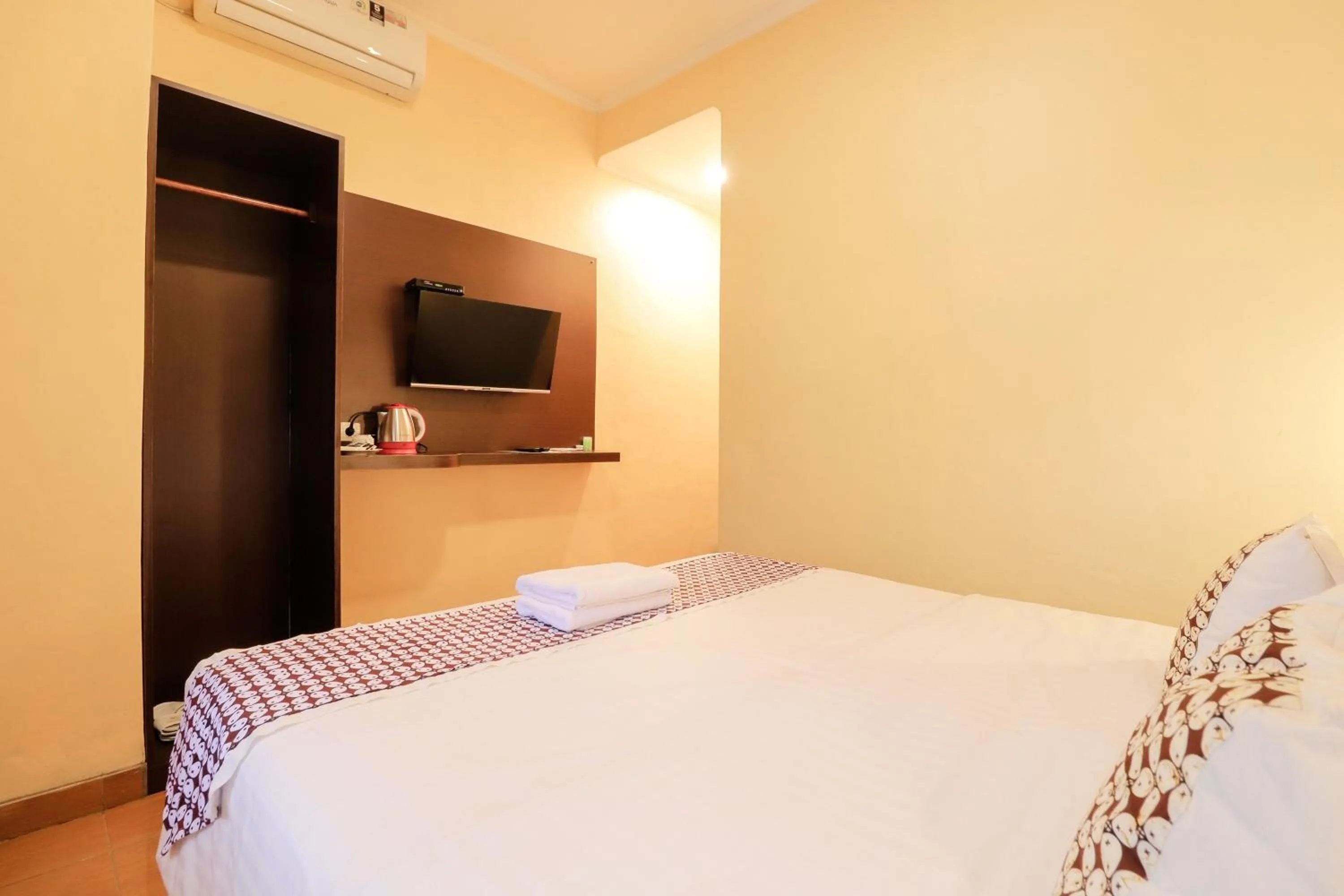 TV and multimedia, Bed in Omah Rohadi Syariah by Ndalem Beong